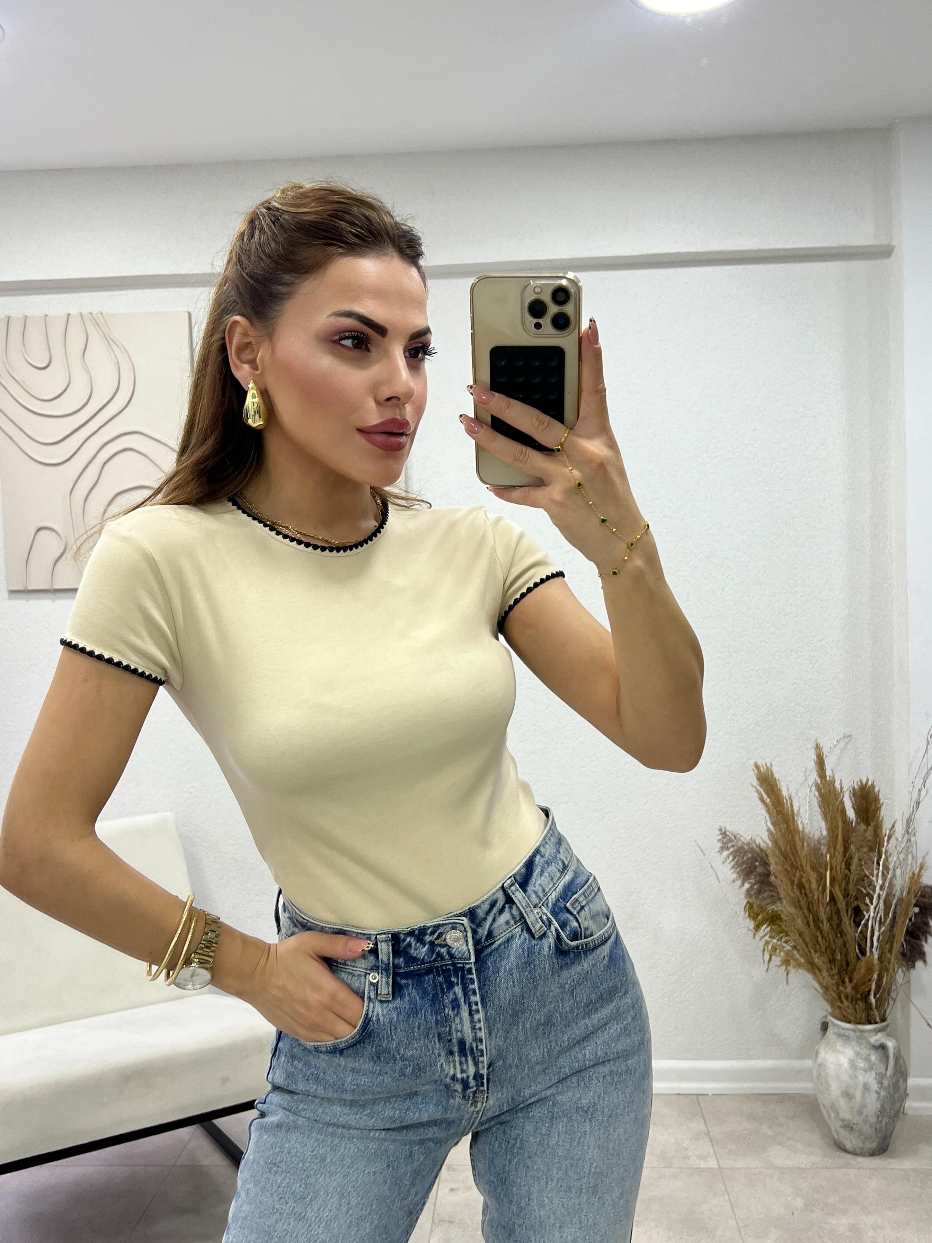 KREM KOL YAKA DETAYLI BASİC TSHİRT