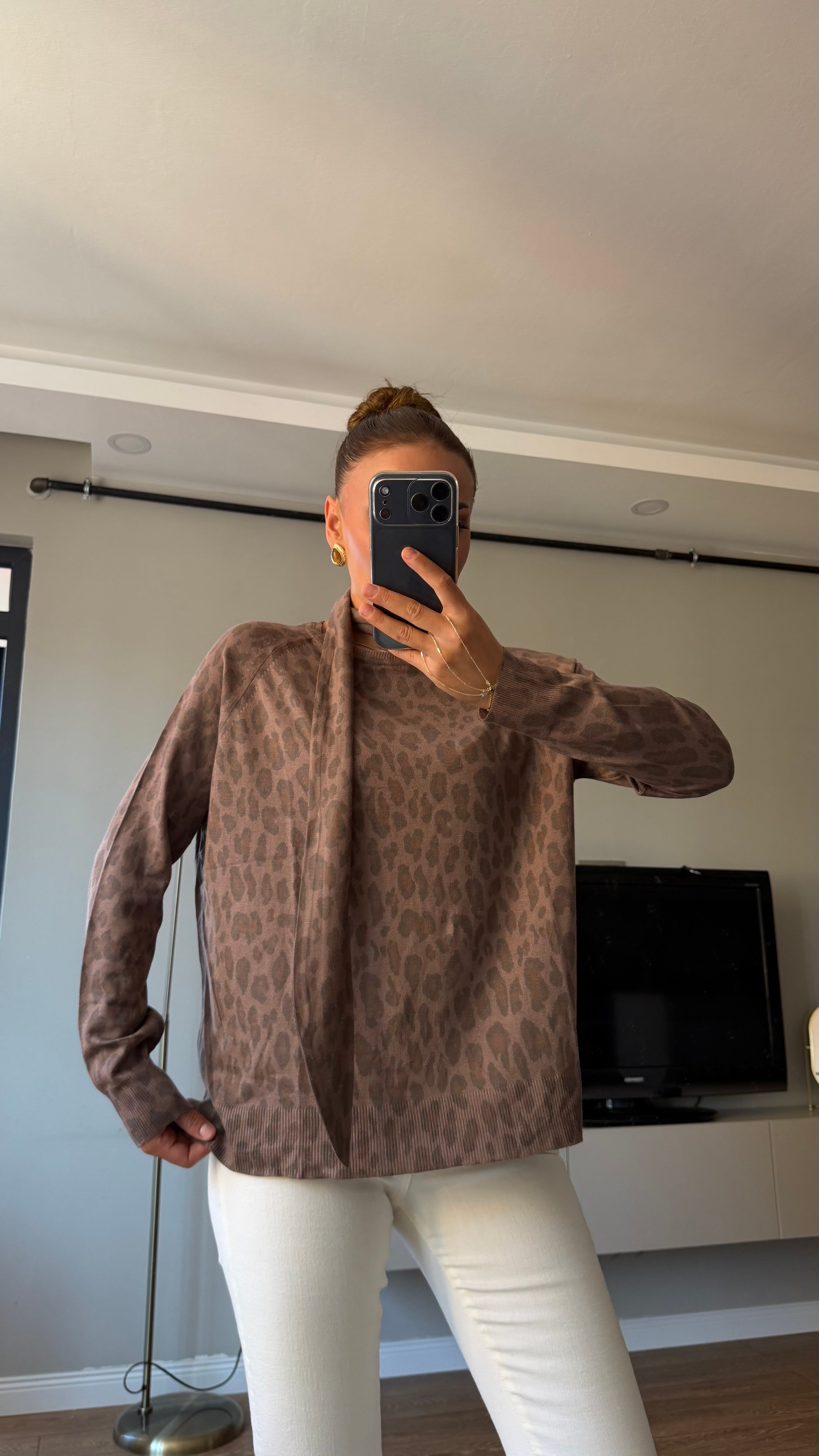 Leopar Desenli Fularlı Triko Bluz