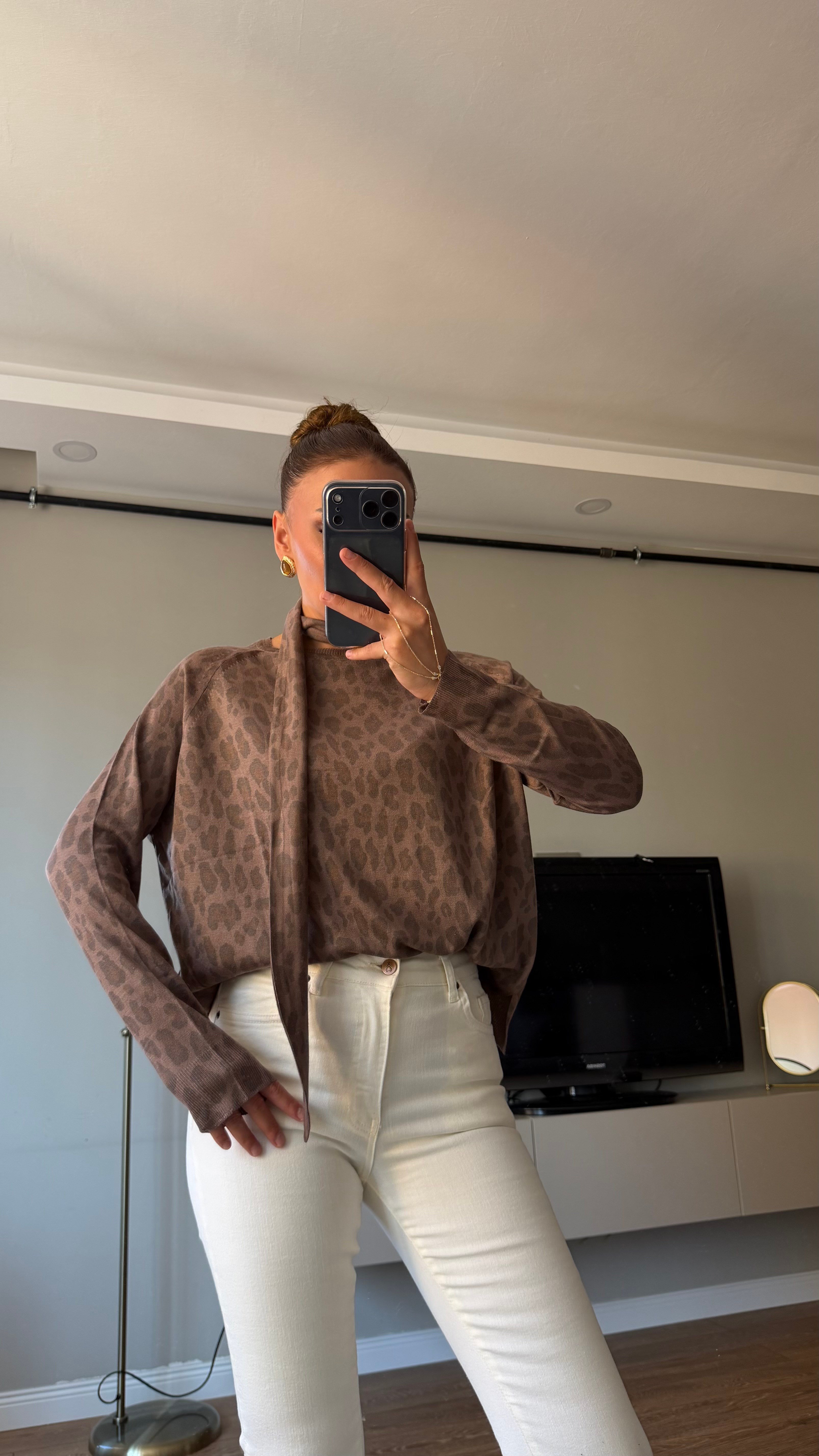Leopar Desenli Fularlı Triko Bluz