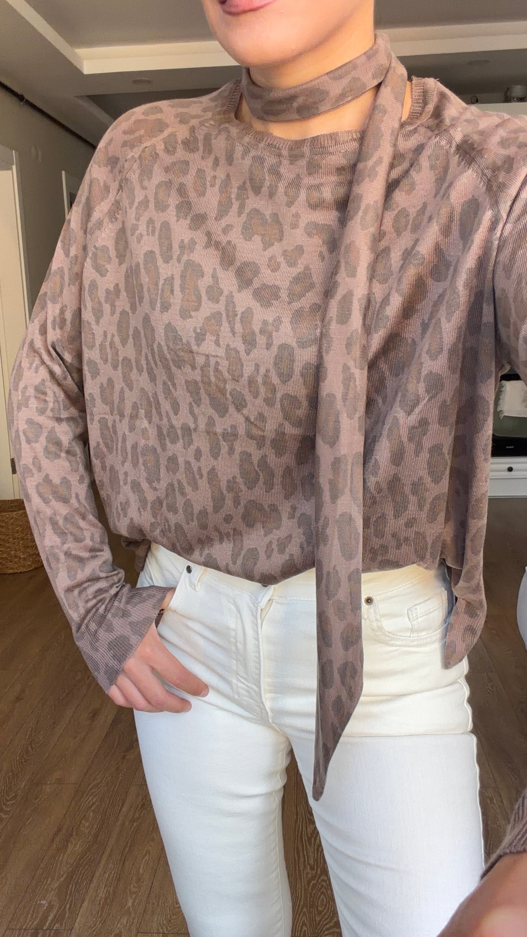 Leopar Desenli Fularlı Triko Bluz