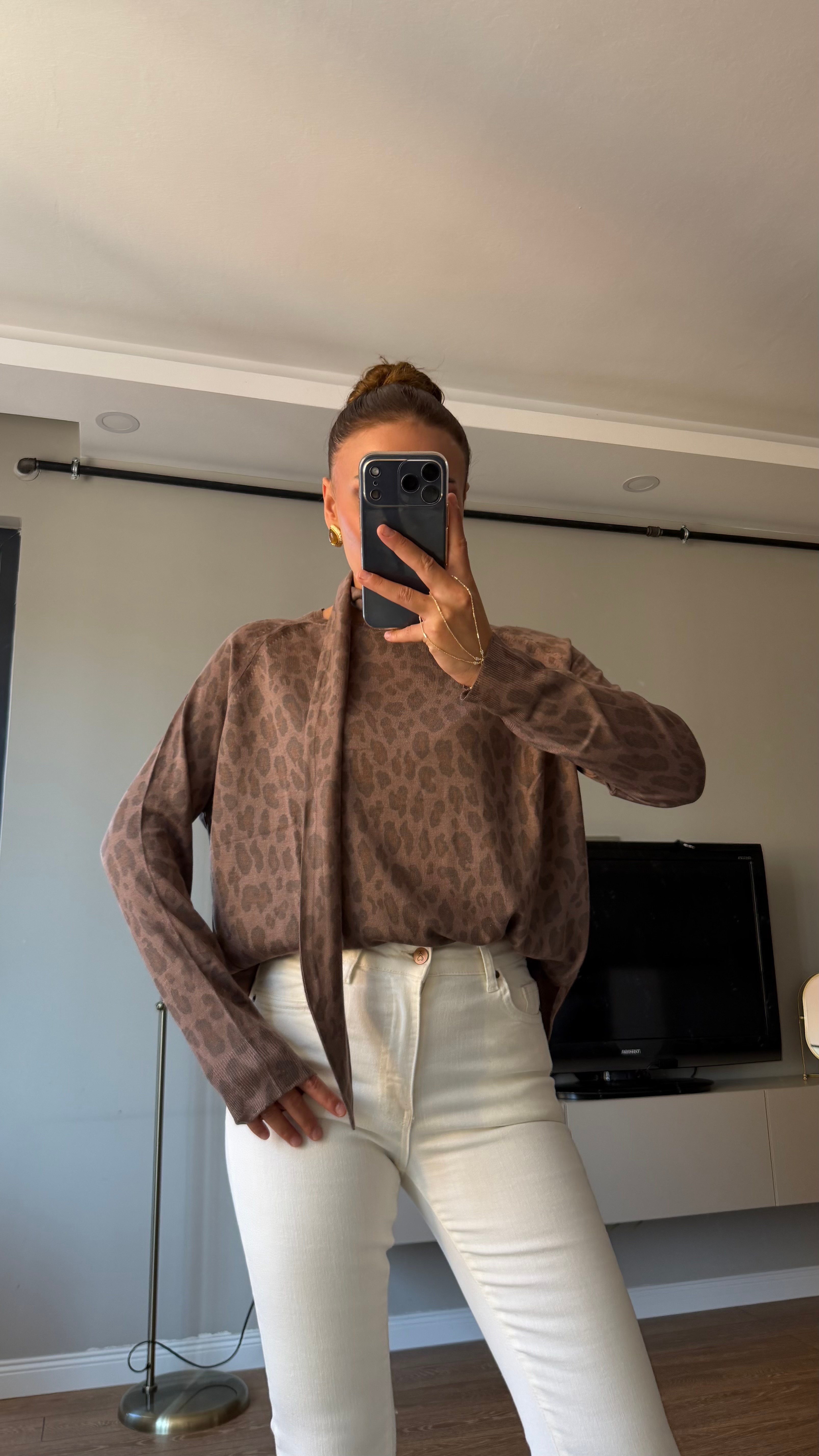 Leopar Desenli Fularlı Triko Bluz