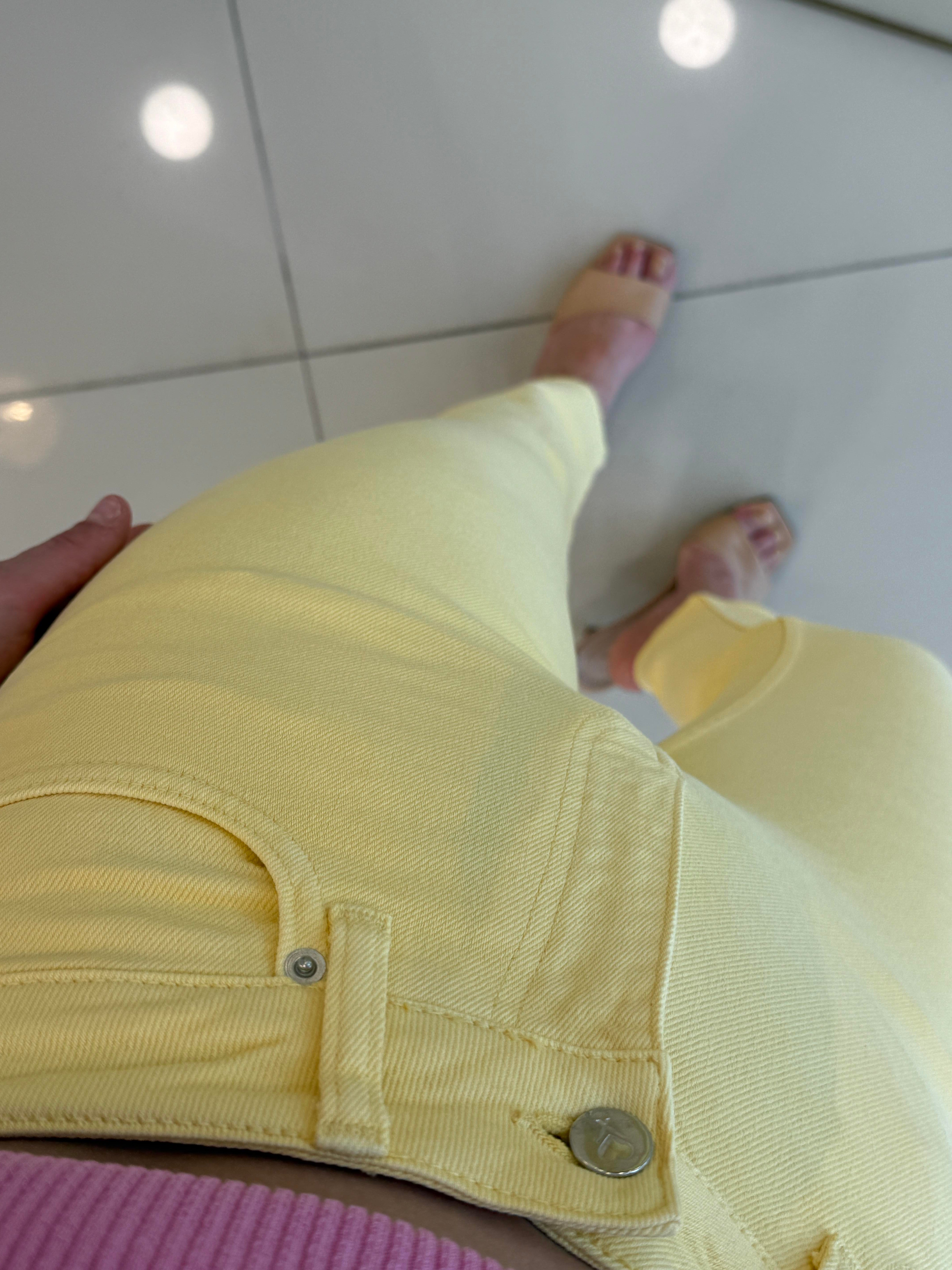 Li̇krali SARI Mom Jean