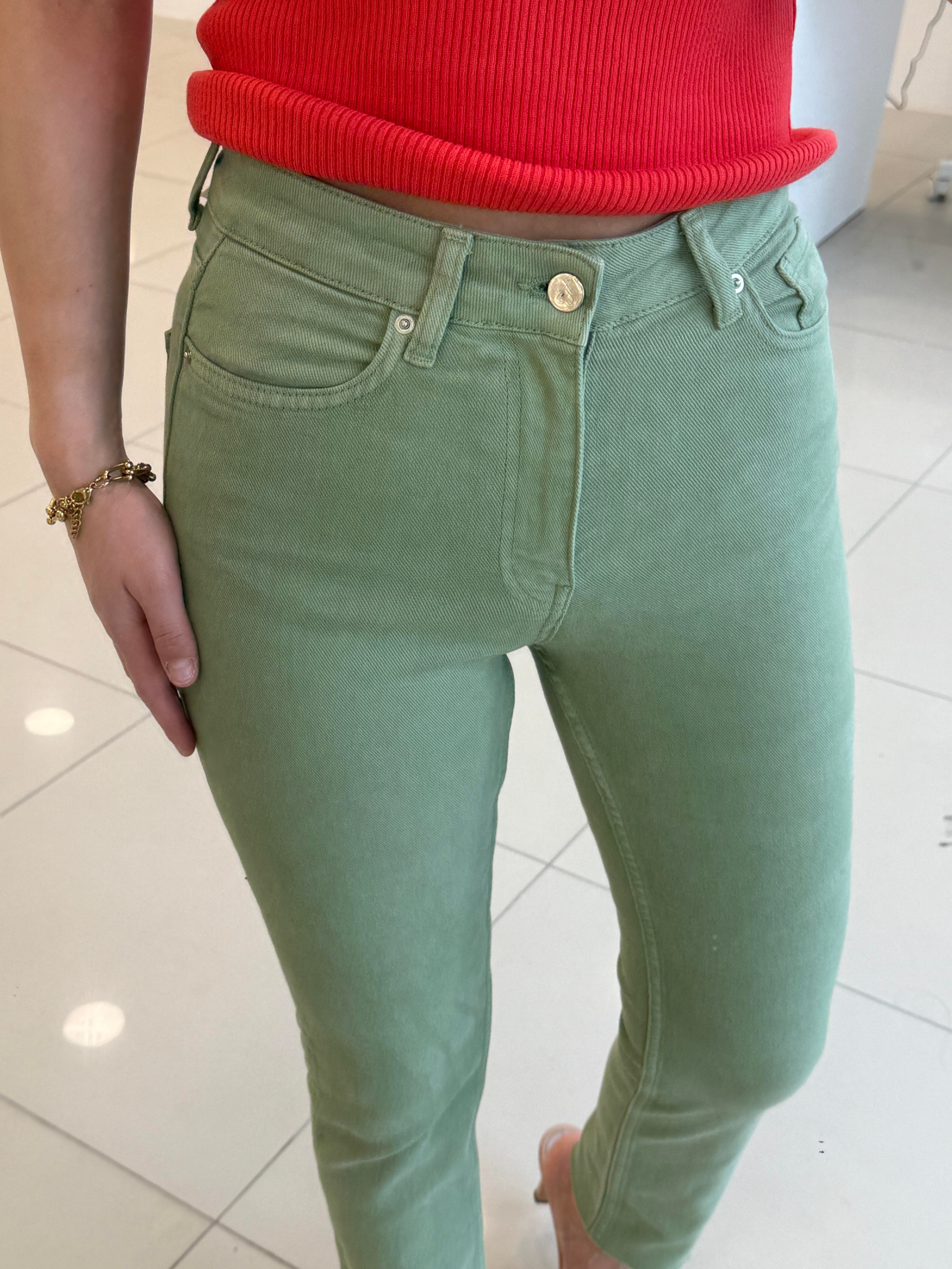 Li̇krali SARI Mom Jean