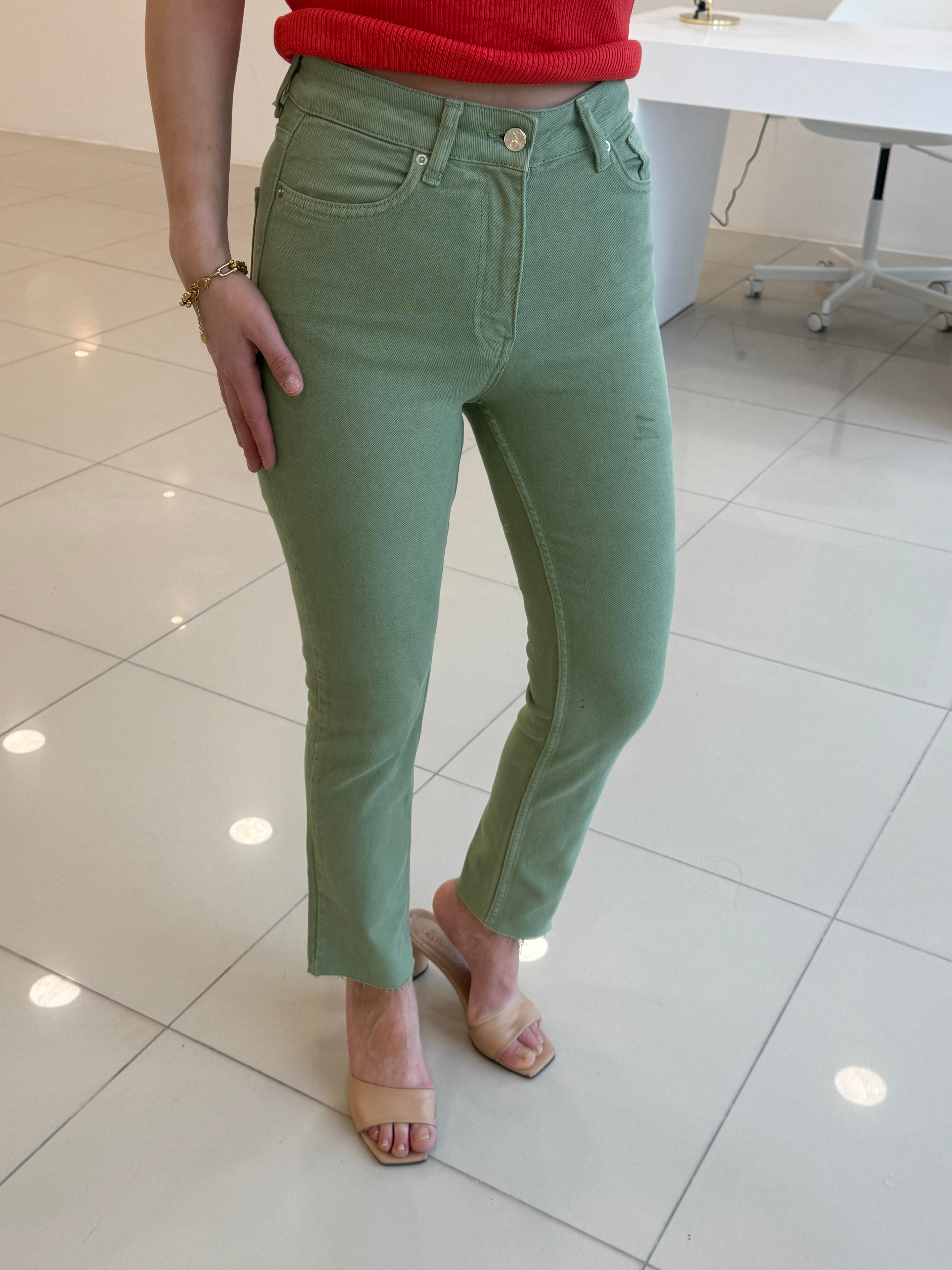 Li̇krali SARI Mom Jean