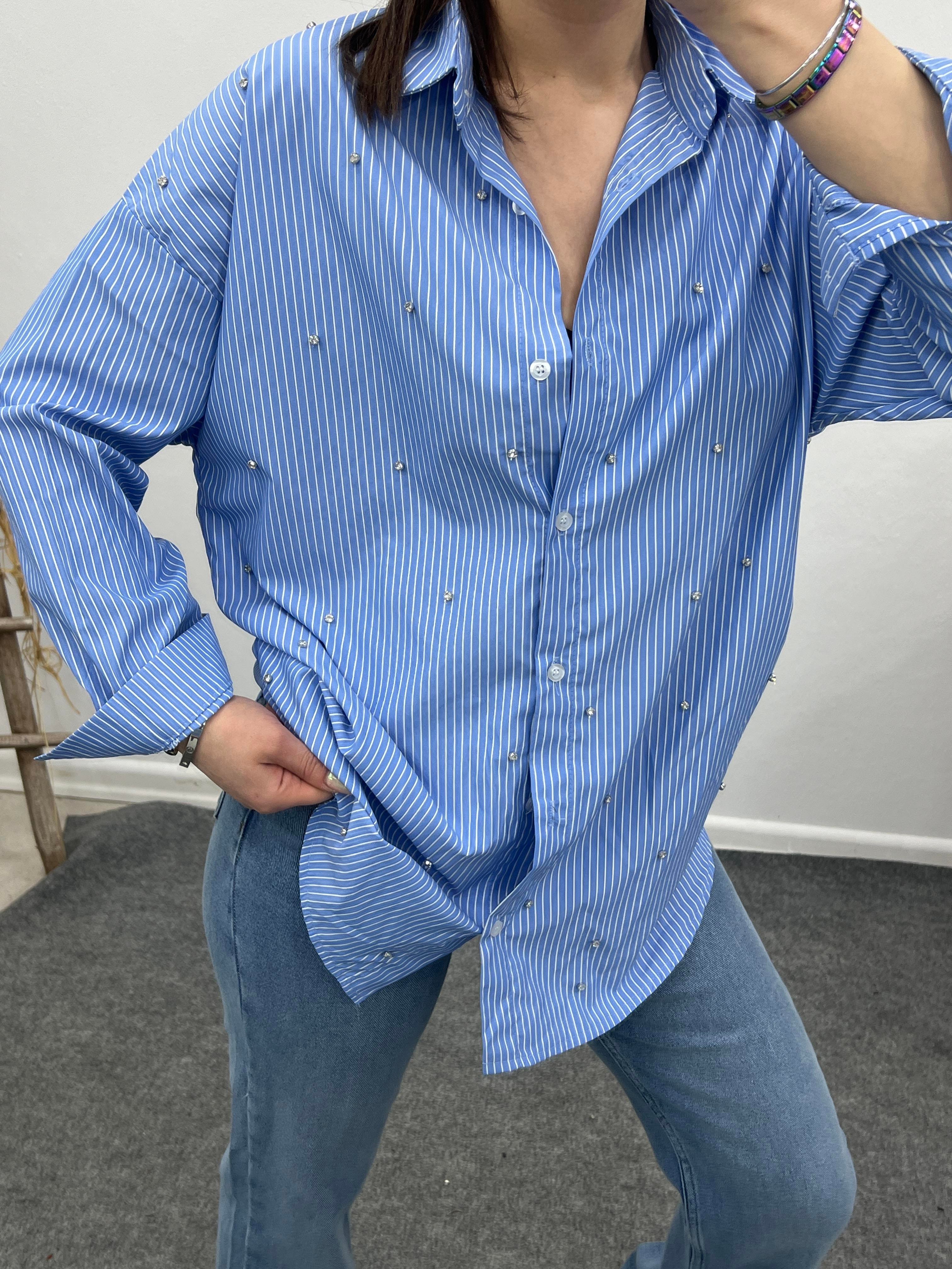 MAVİ ÇİZGİLİ TAŞLI GÖMLEK