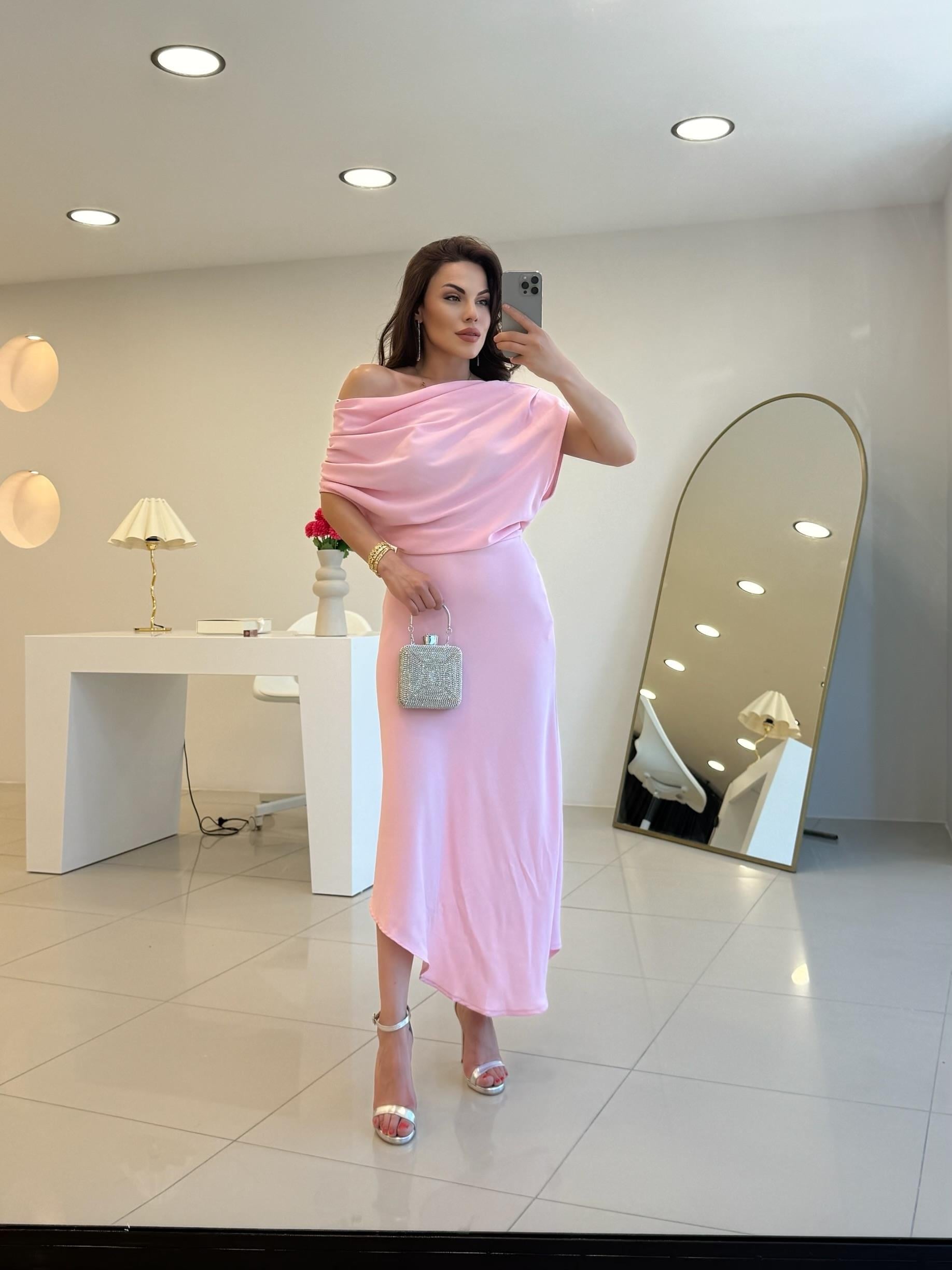 OMUZLARI BÜZGÜLÜ DEGAJE YAKA ELBİSE PEMBE