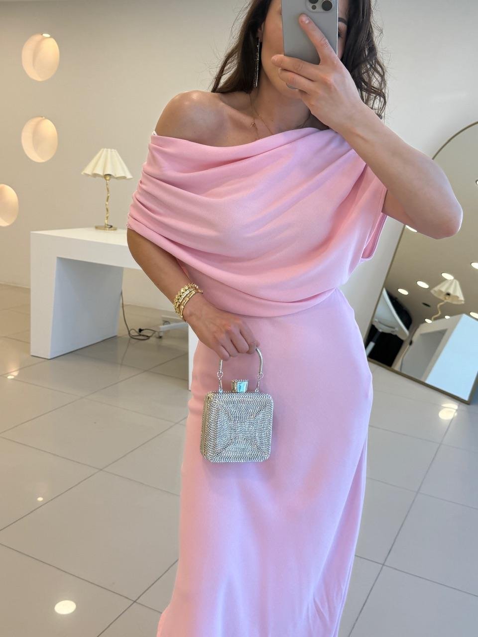OMUZLARI BÜZGÜLÜ DEGAJE YAKA ELBİSE PEMBE