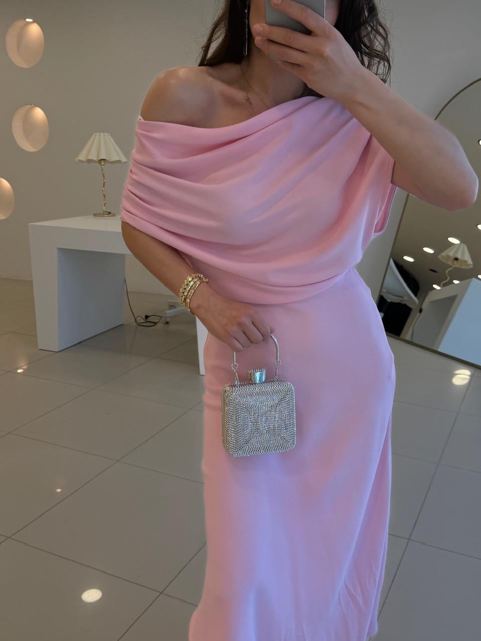 OMUZLARI BÜZGÜLÜ DEGAJE YAKA ELBİSE PEMBE