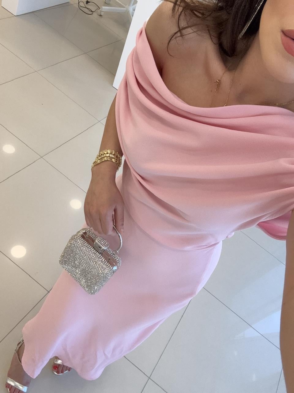 OMUZLARI BÜZGÜLÜ DEGAJE YAKA ELBİSE PEMBE