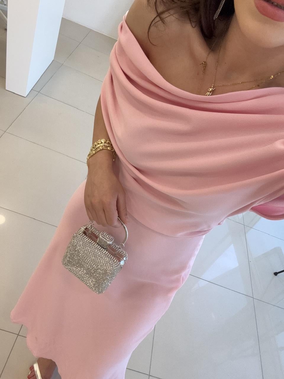 OMUZLARI BÜZGÜLÜ DEGAJE YAKA ELBİSE PEMBE