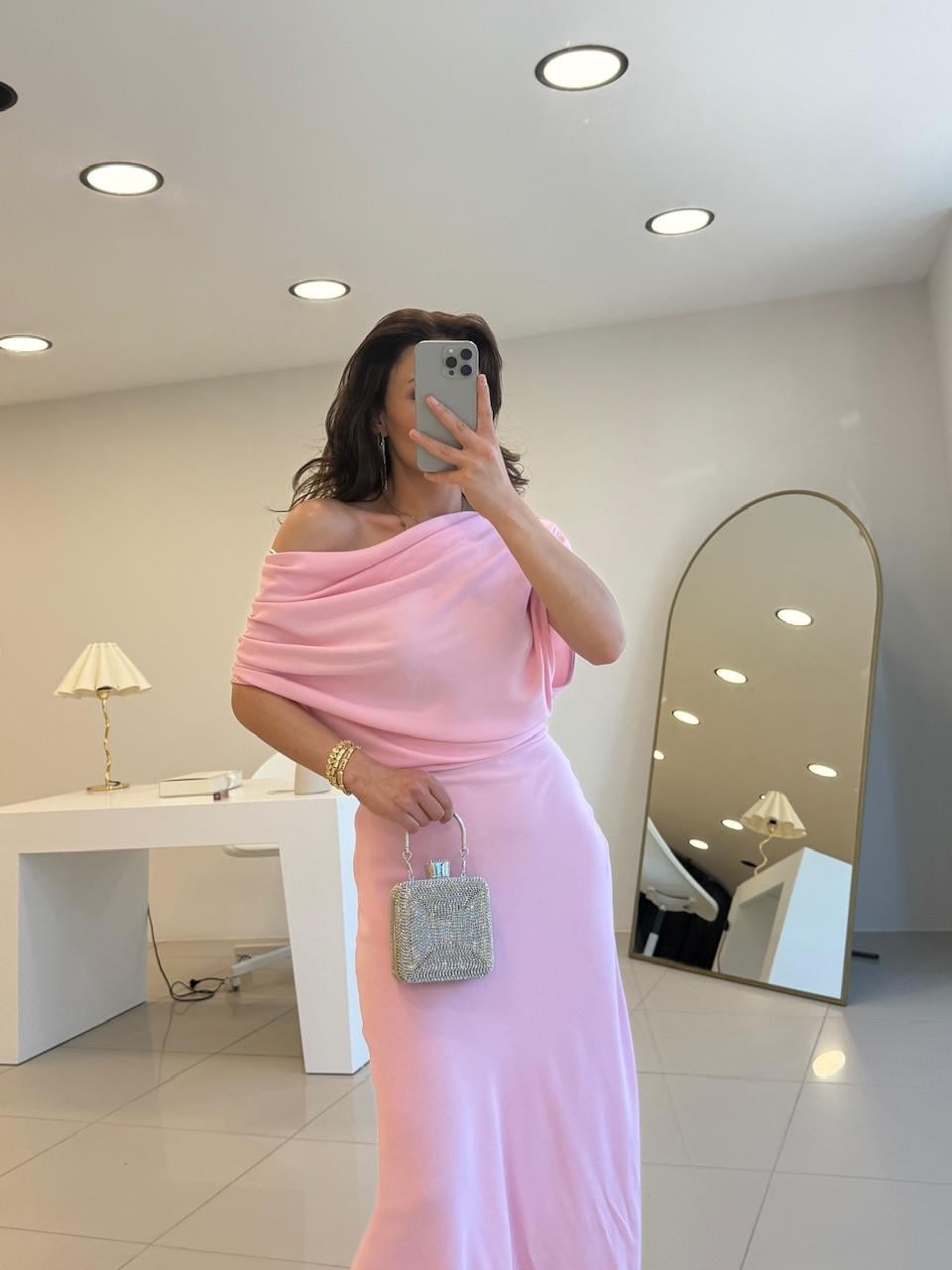 OMUZLARI BÜZGÜLÜ DEGAJE YAKA ELBİSE PEMBE