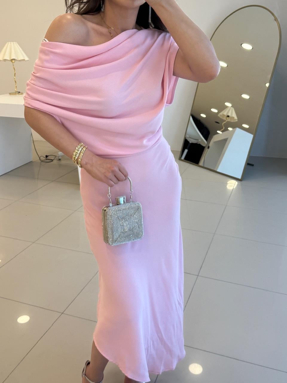 OMUZLARI BÜZGÜLÜ DEGAJE YAKA ELBİSE PEMBE