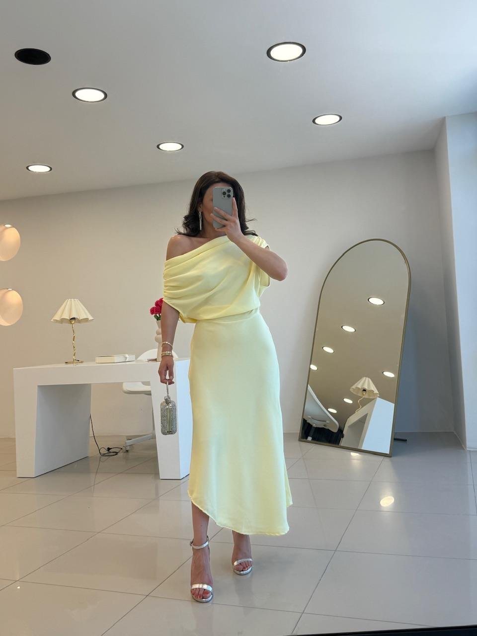 OMUZLARI BÜZGÜLÜ DEGAJE YAKA ELBİSE SARI