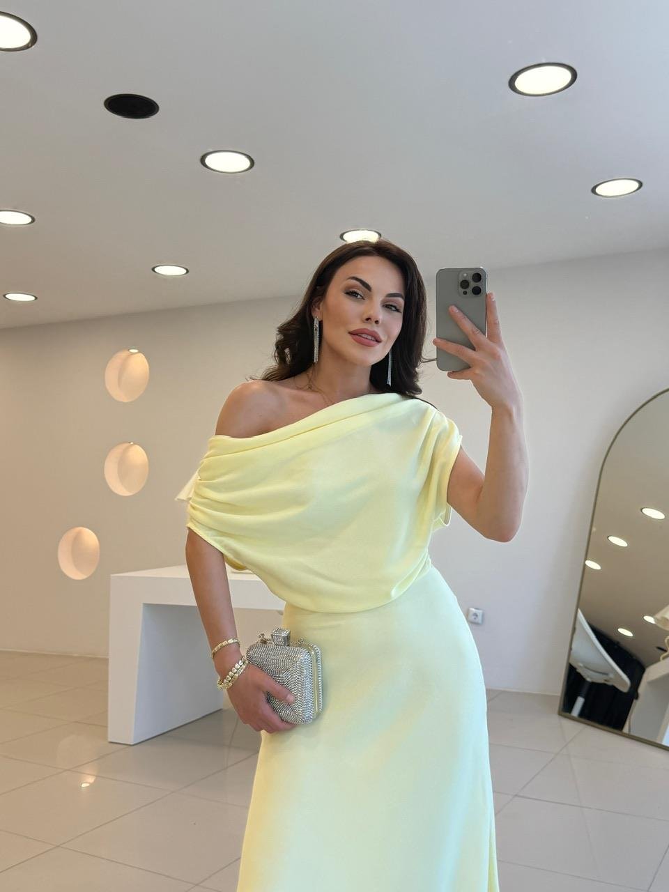 OMUZLARI BÜZGÜLÜ DEGAJE YAKA ELBİSE SARI