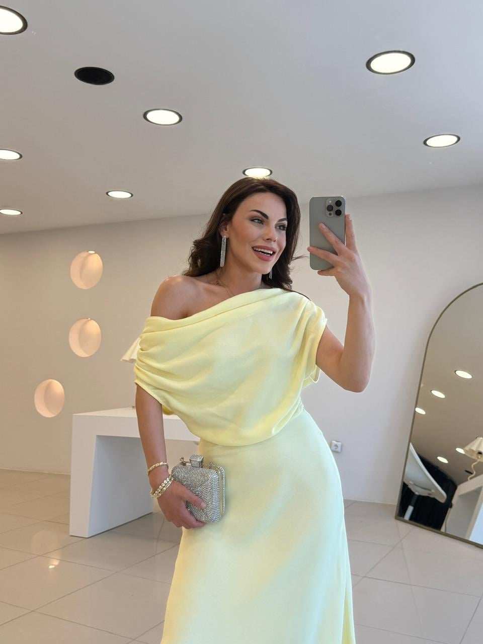 OMUZLARI BÜZGÜLÜ DEGAJE YAKA ELBİSE SARI