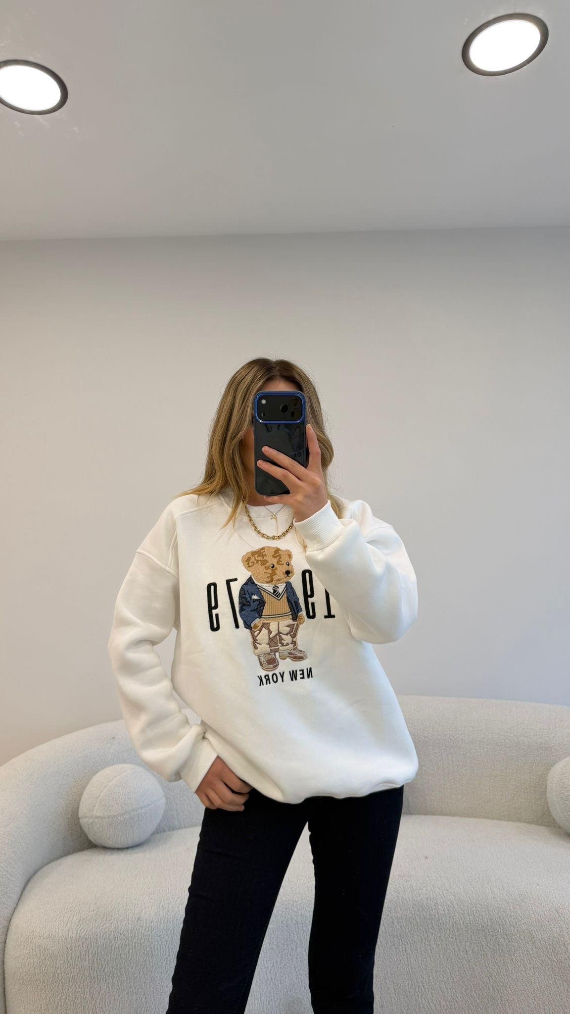 ÖNÜ RAKAM VE AYICIKLI ŞARDONLU  SWEAT BEYAZ