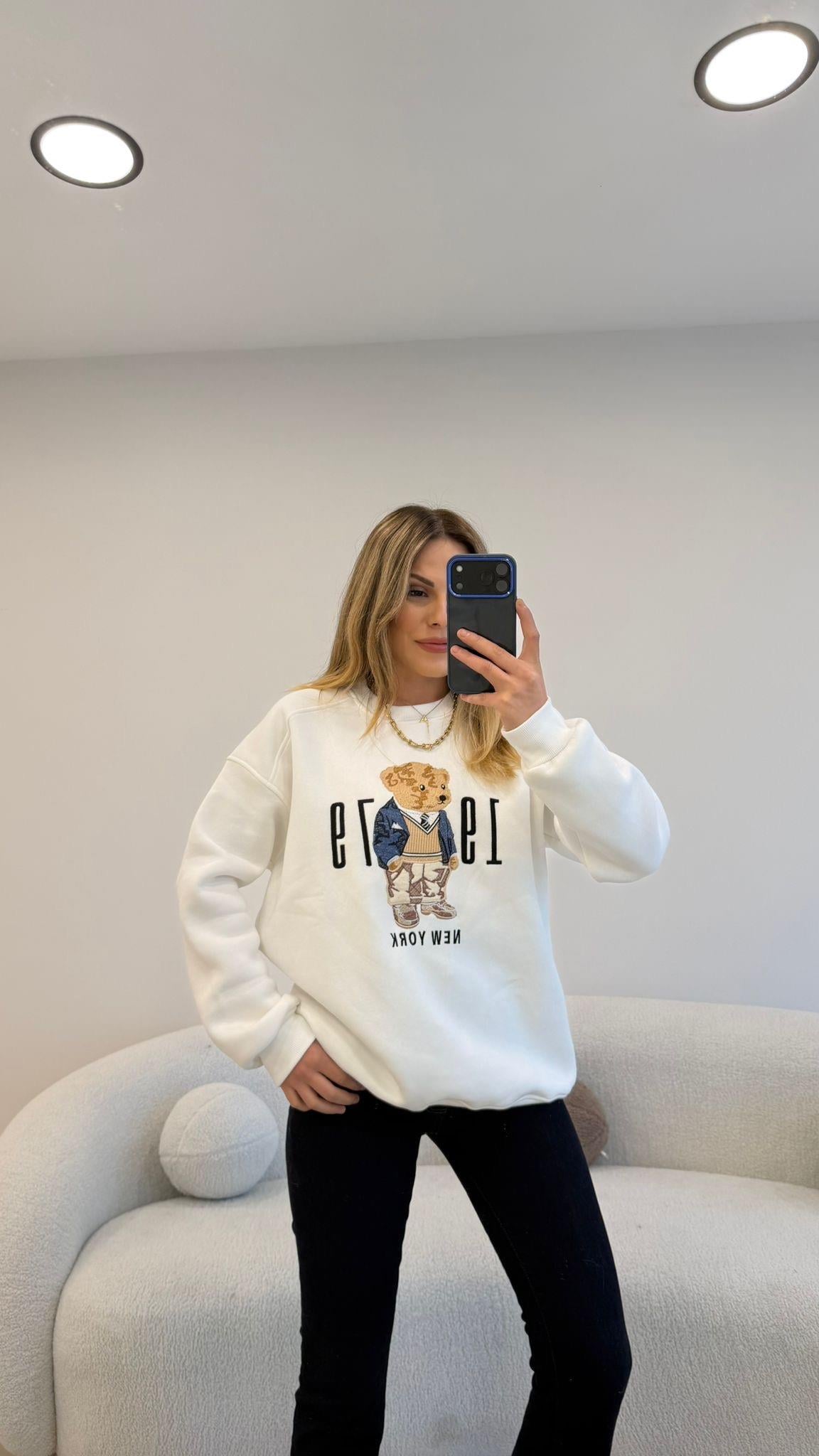 ÖNÜ RAKAM VE AYICIKLI ŞARDONLU  SWEAT BEYAZ