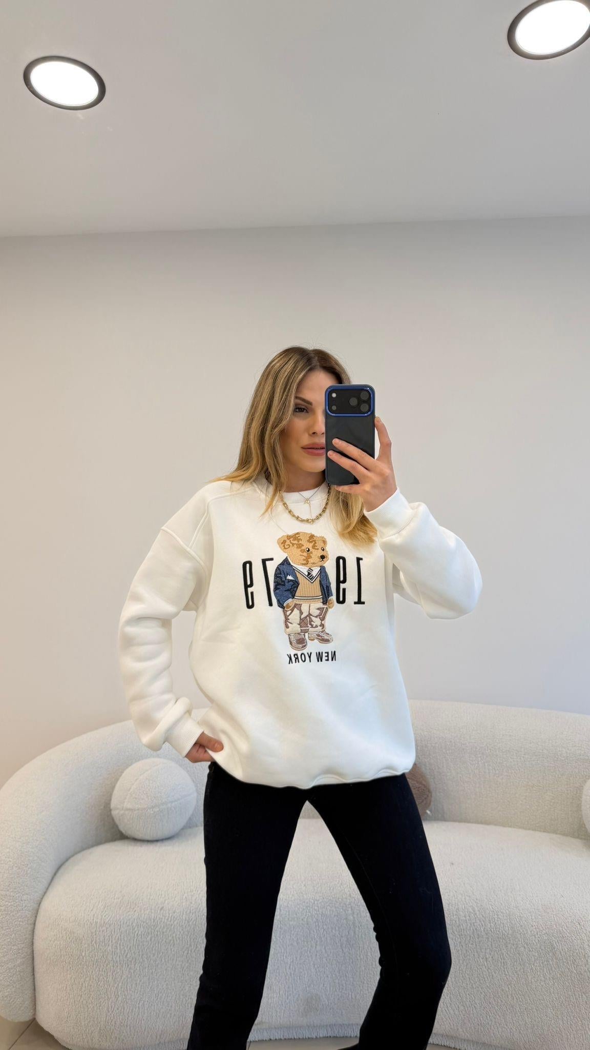 ÖNÜ RAKAM VE AYICIKLI ŞARDONLU  SWEAT BEYAZ