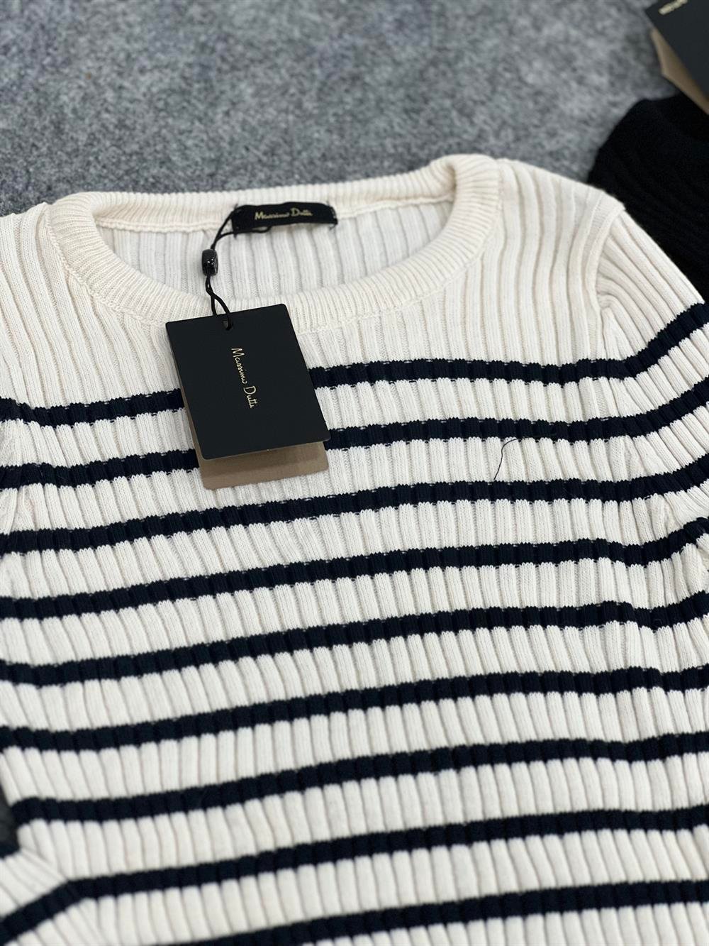 ORJİNAL MARKA KOLLARI GOLD DÜĞMELİ TRİKO BEYAZ SİYAH