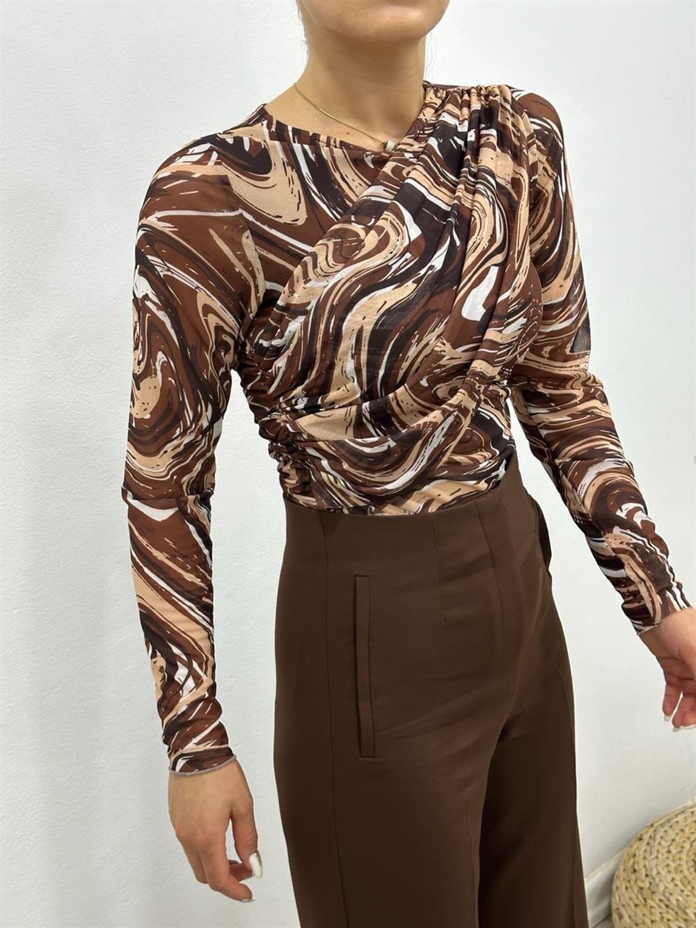 RENKLİ DRAPELİ TÜL BLUZ KAHVE