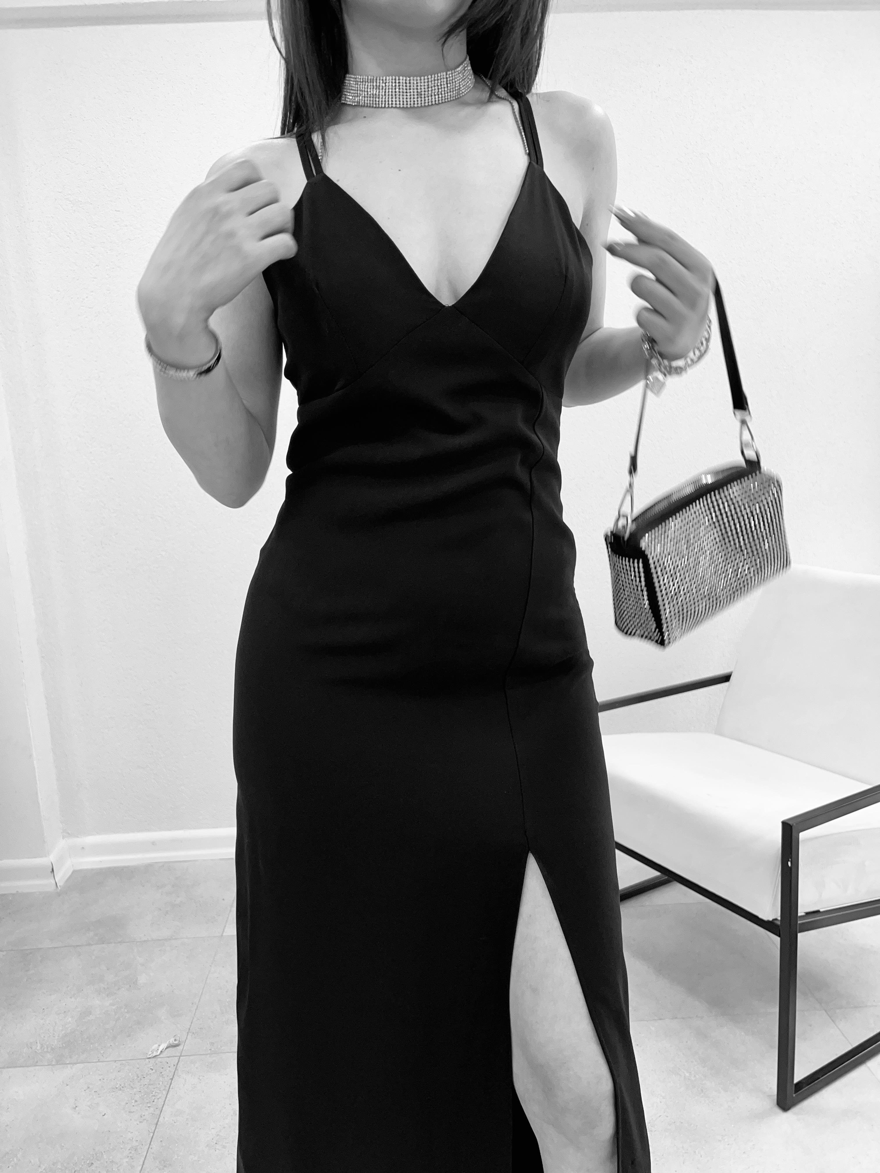 SIRT DEKOLTELİ V YAKA SİYAH ELBİSE