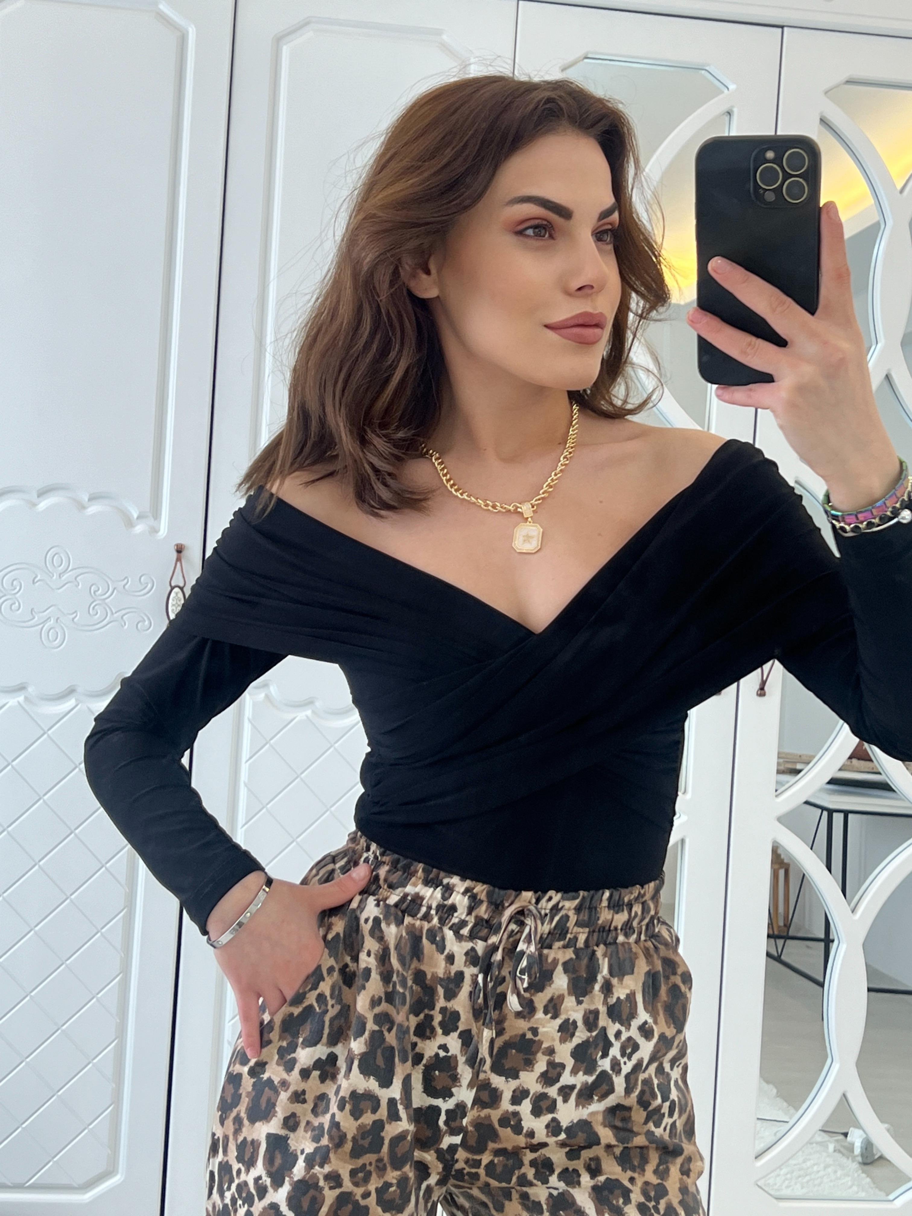 SİYAH DEGAJE YAKA DRAPE DETAYLU BLUZ 