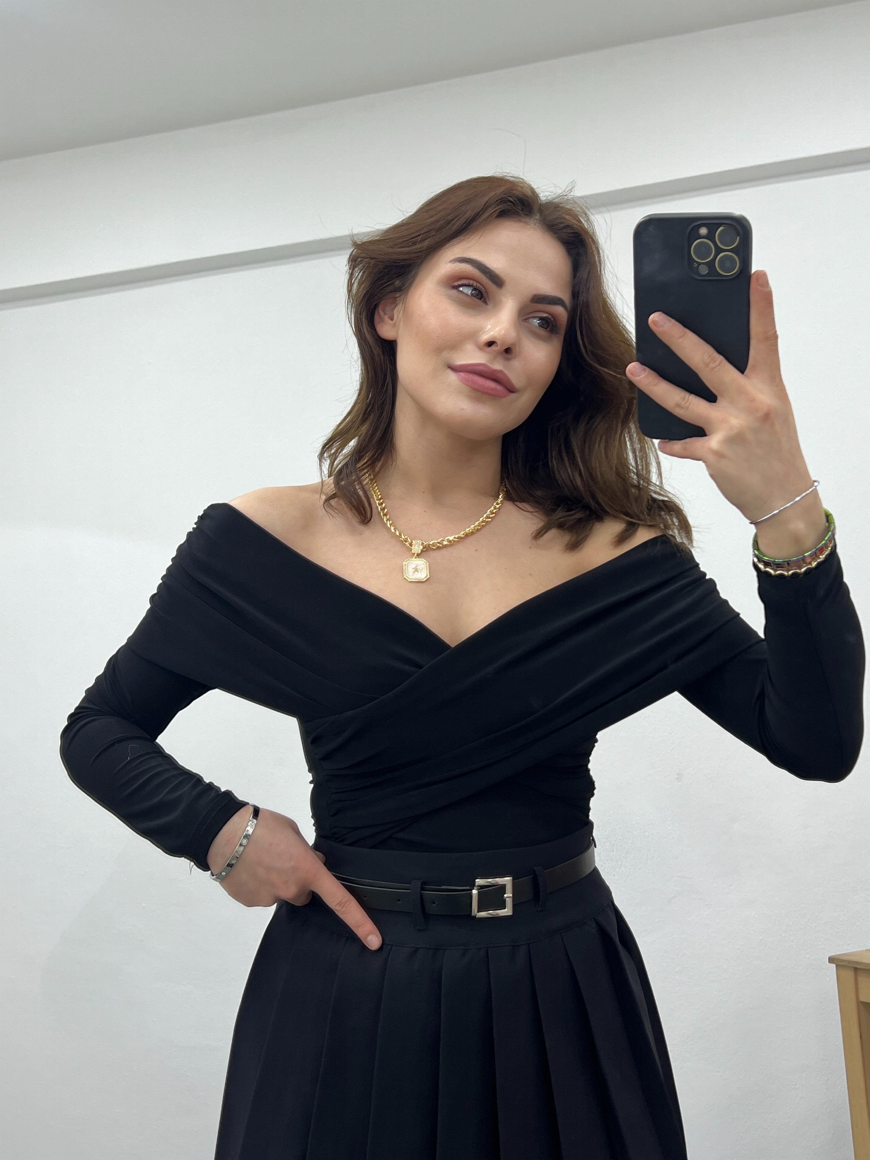 SİYAH DEGAJE YAKA DRAPE DETAYLU BLUZ 
