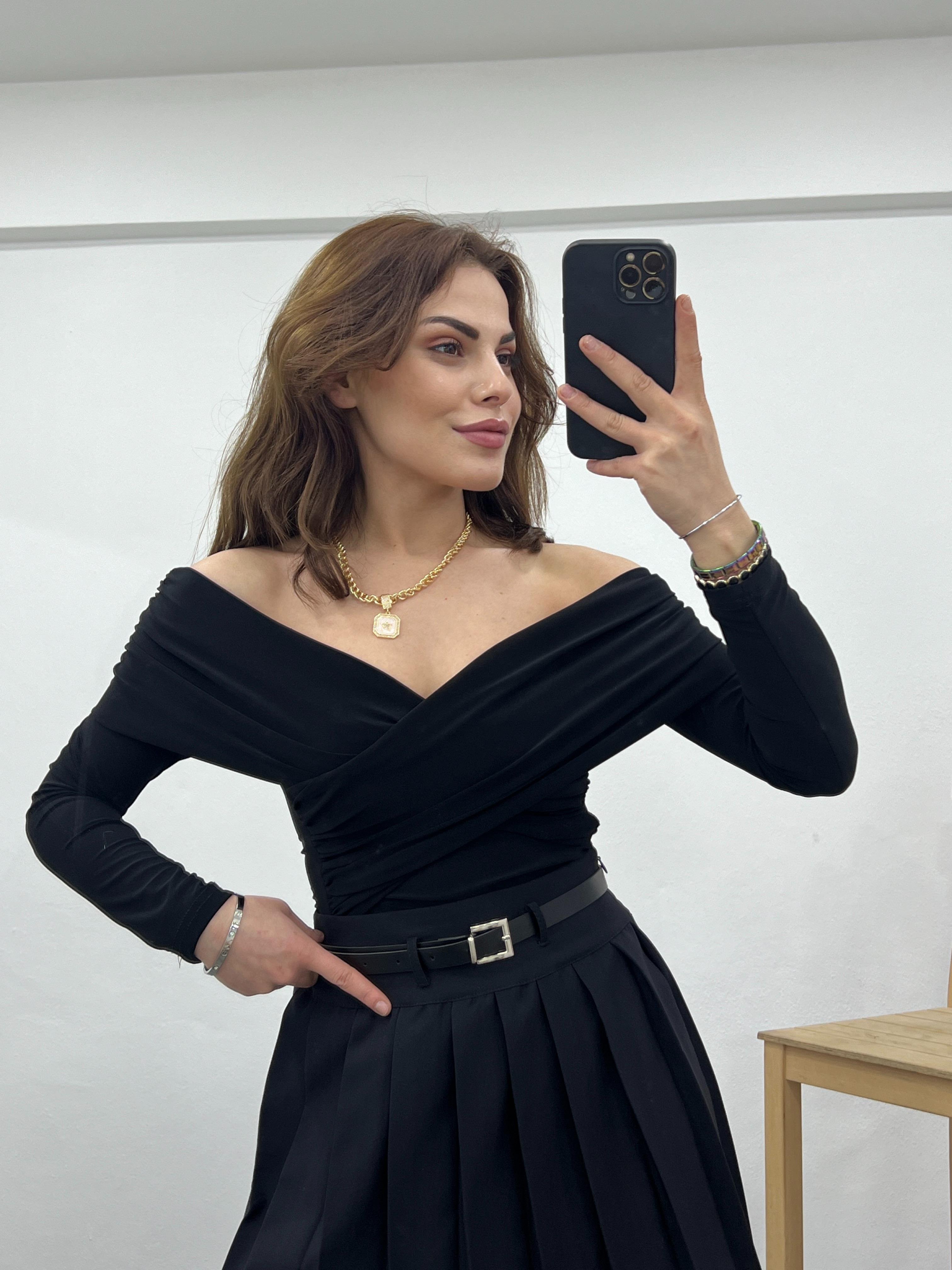SİYAH DEGAJE YAKA DRAPE DETAYLU BLUZ 