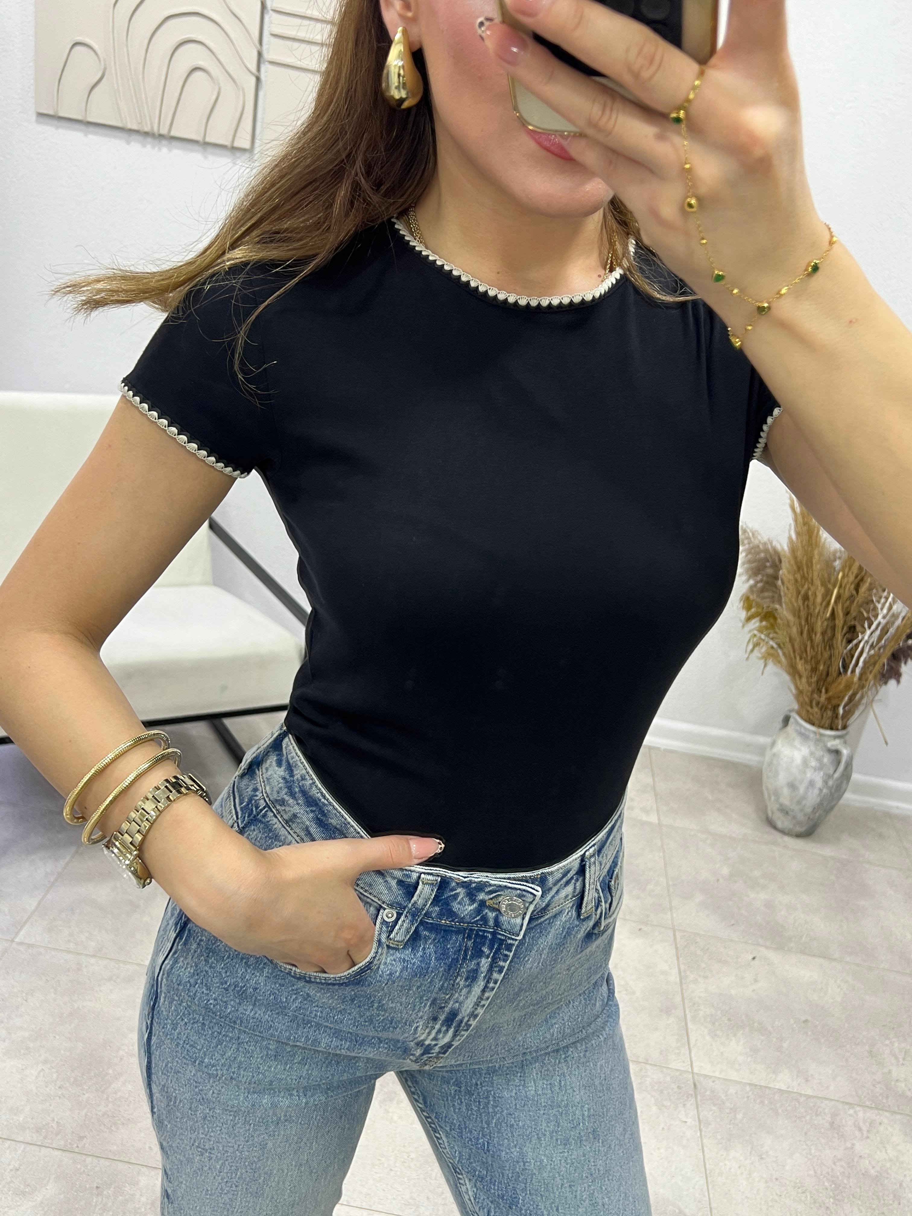 SİYAH KOL YAKA DETAYLI BASİC TSHİRT