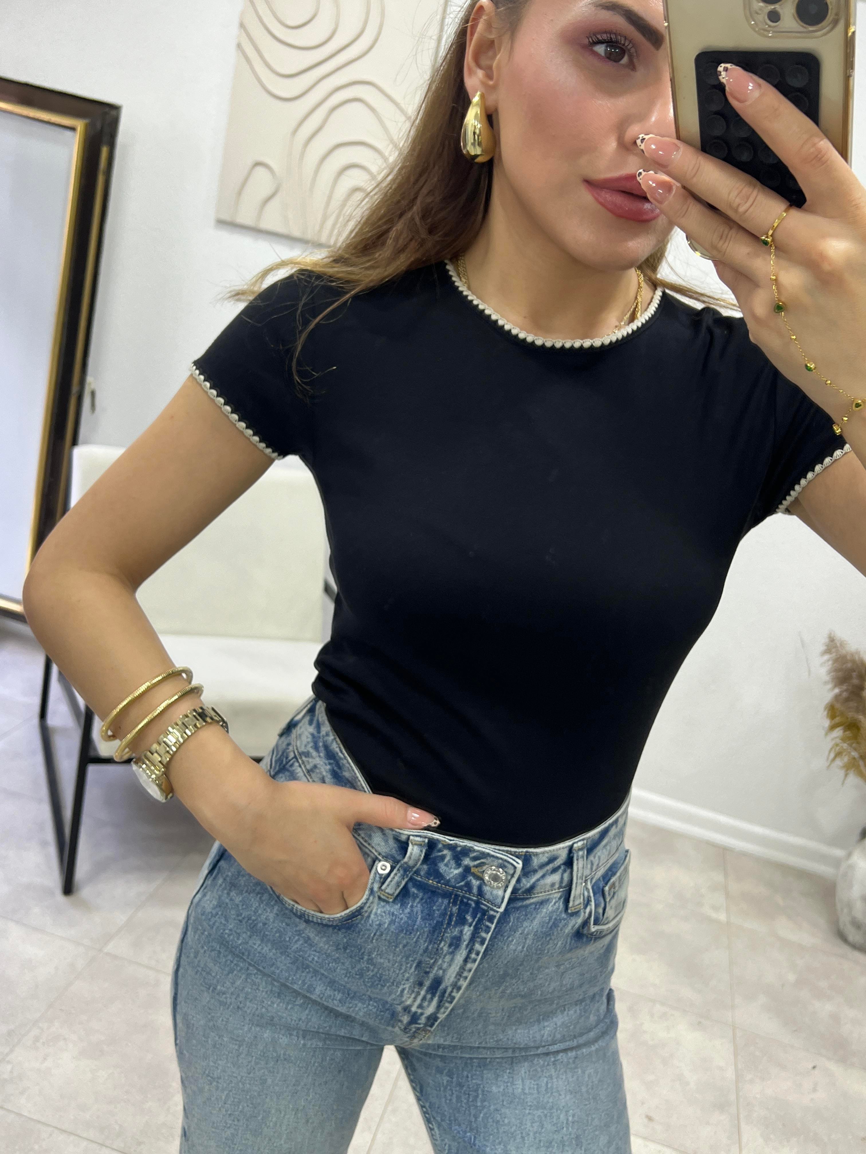 SİYAH KOL YAKA DETAYLI BASİC TSHİRT