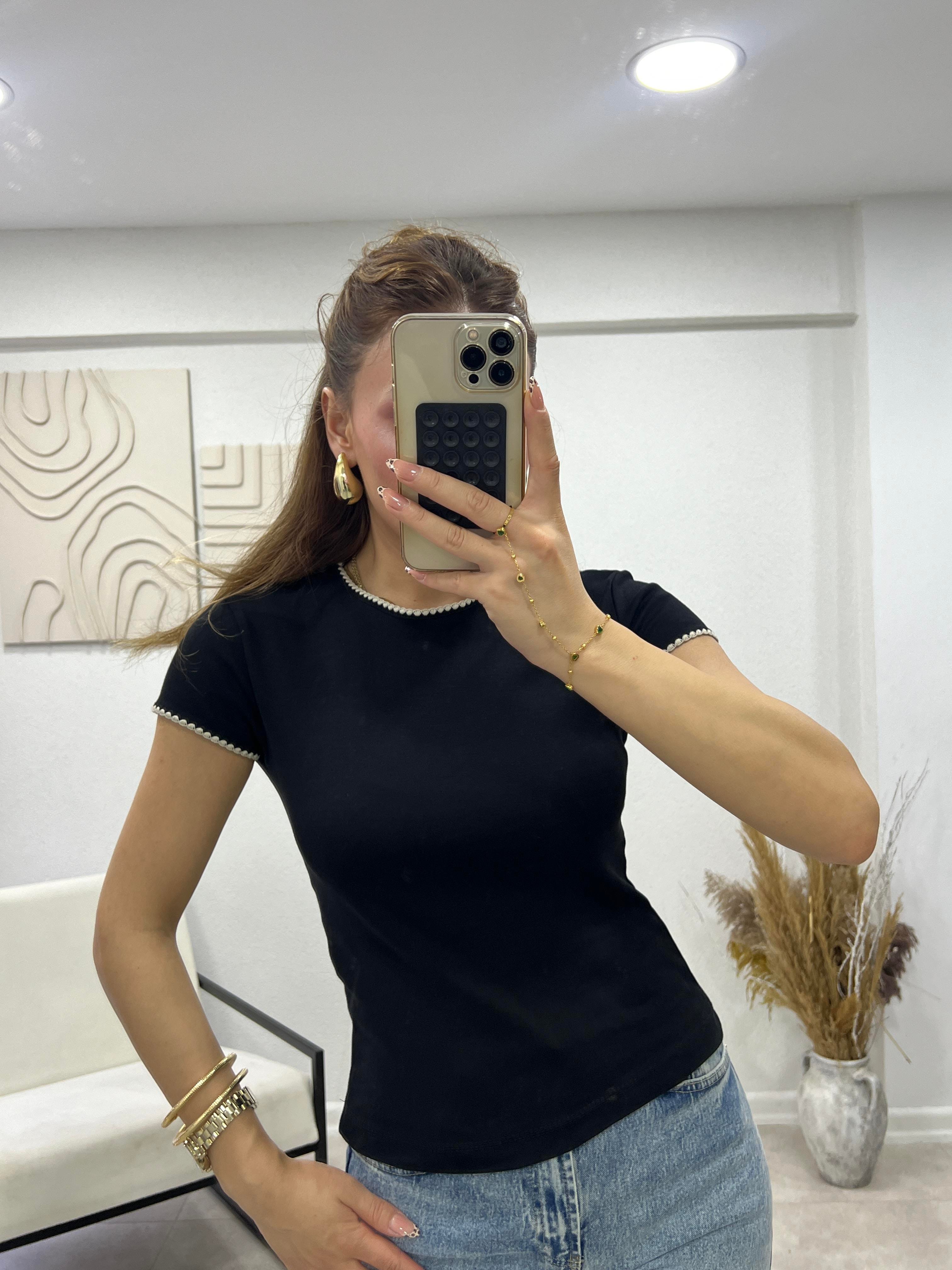 SİYAH KOL YAKA DETAYLI BASİC TSHİRT