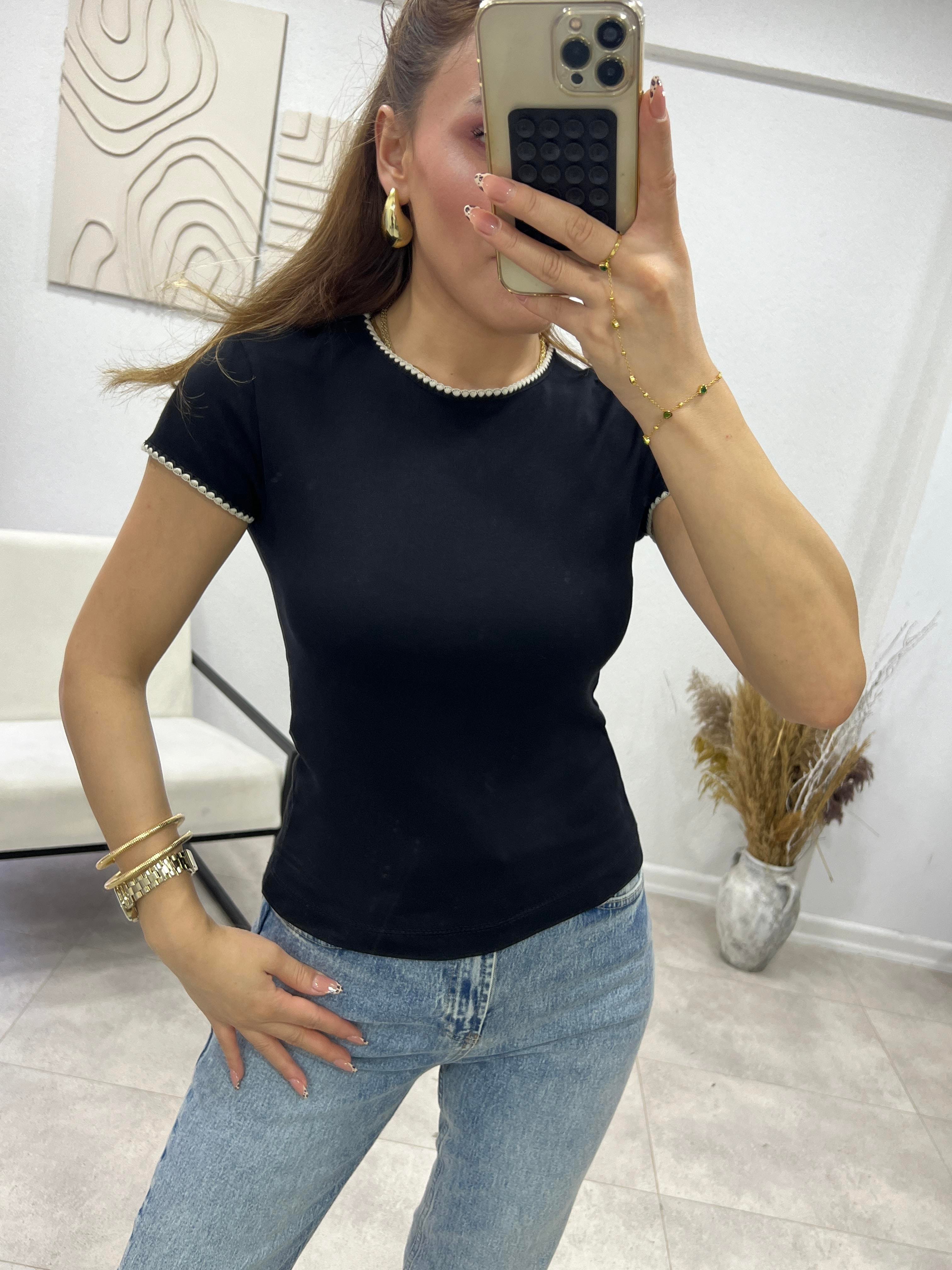 SİYAH KOL YAKA DETAYLI BASİC TSHİRT