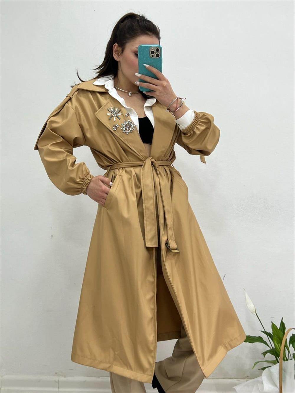 TAŞ DETAYLI CAMEL TRENCKOT