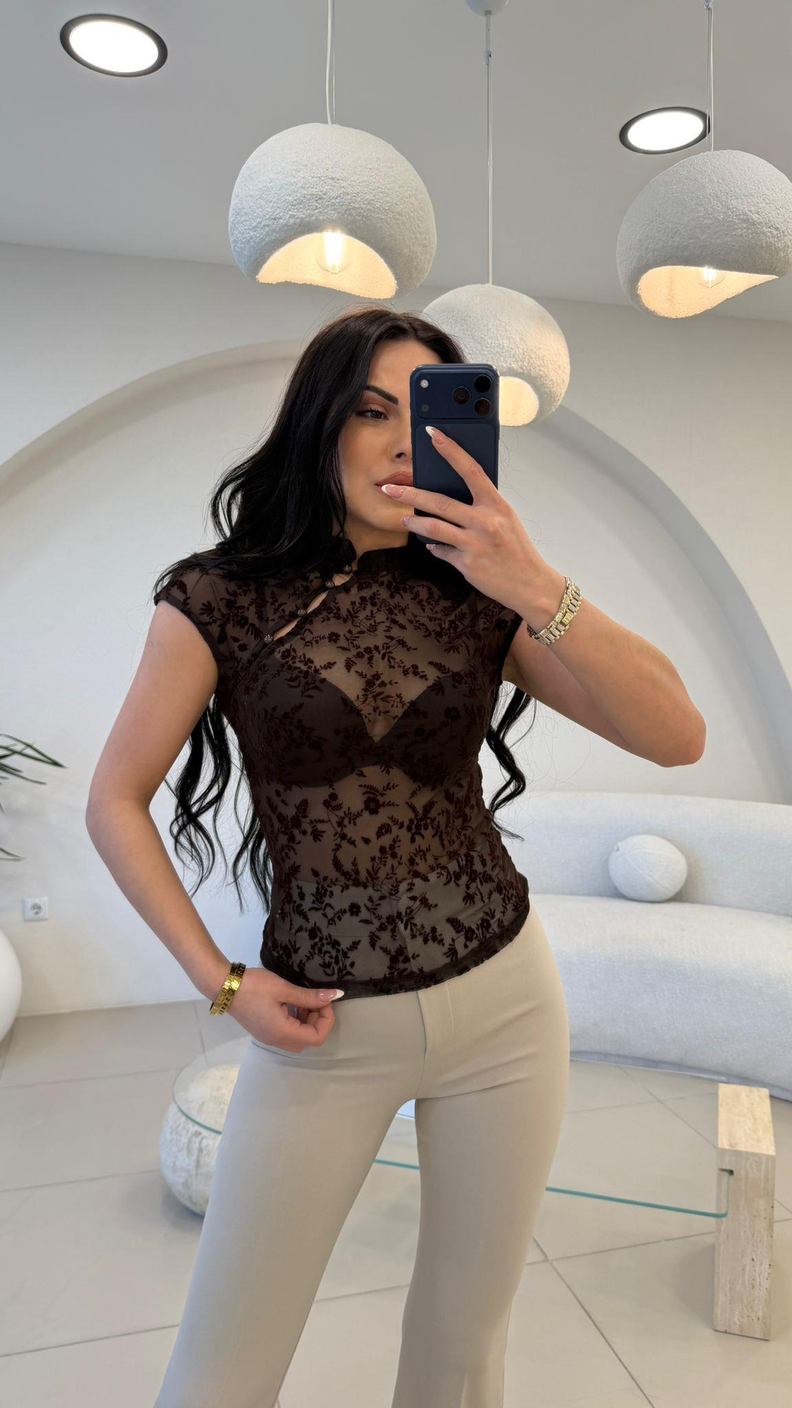TASARIM DÜĞME DETAYLI DANTELLİ BLUZ KAHVE