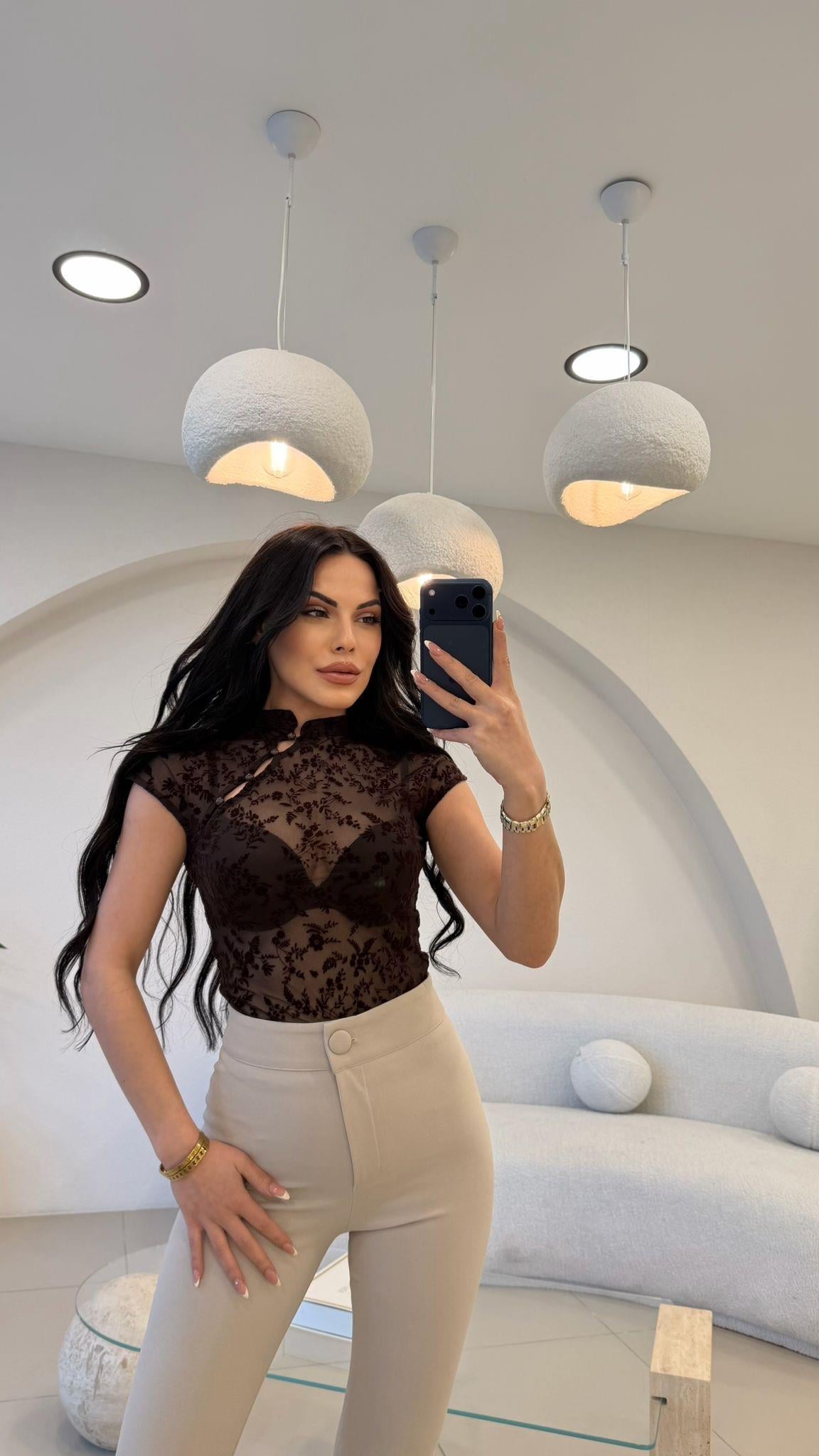 TASARIM DÜĞME DETAYLI DANTELLİ BLUZ KAHVE