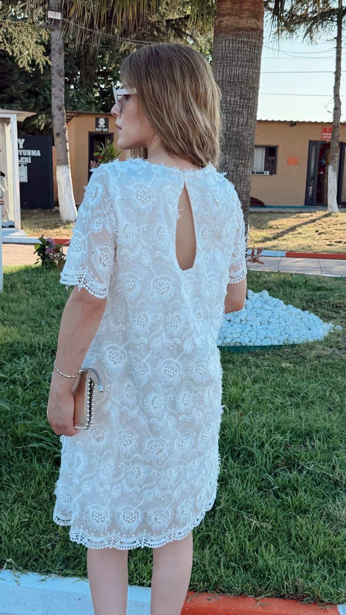 TASARIM GÜPÜRLÜ BASİC BEYAZ ELBİSE 