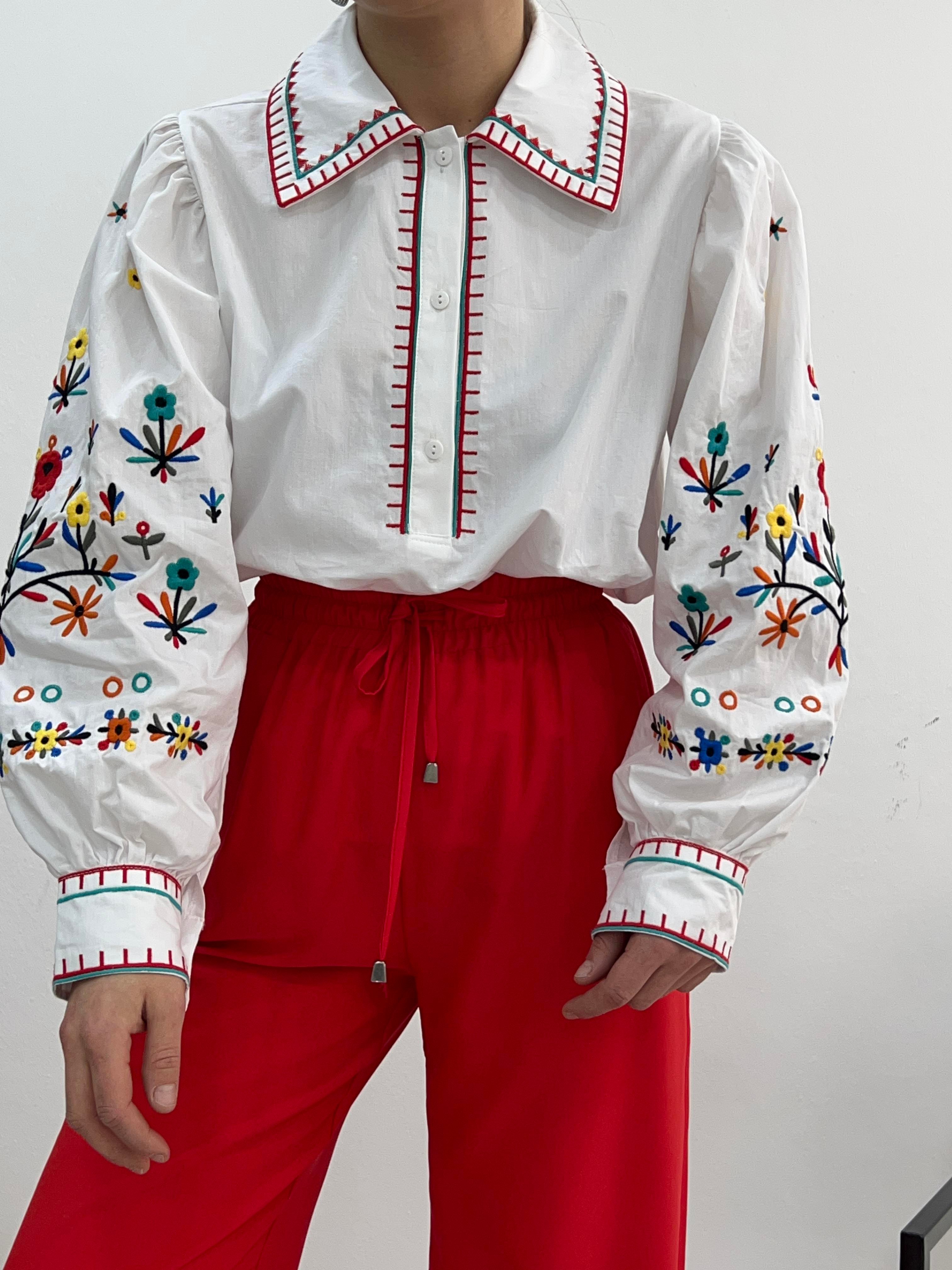 TASARIM İŞLEMELİ GÖMLEK