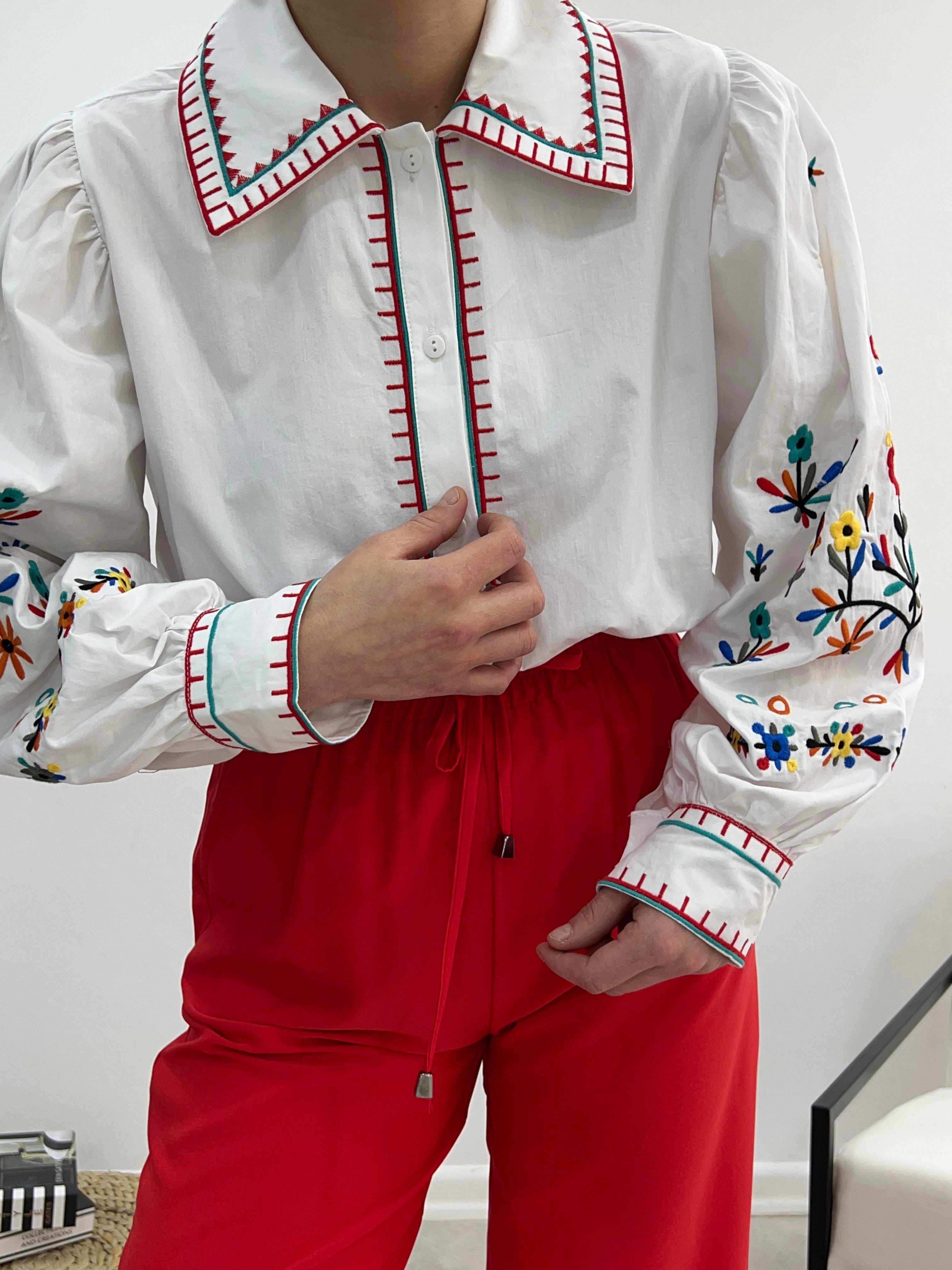 TASARIM İŞLEMELİ GÖMLEK