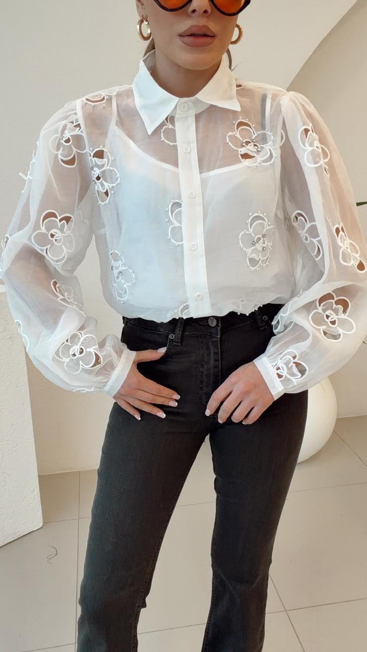 TASARIM KENDİNDEN ATLETLİ İŞLEMELİ TRANSPARAN GÖMLEK