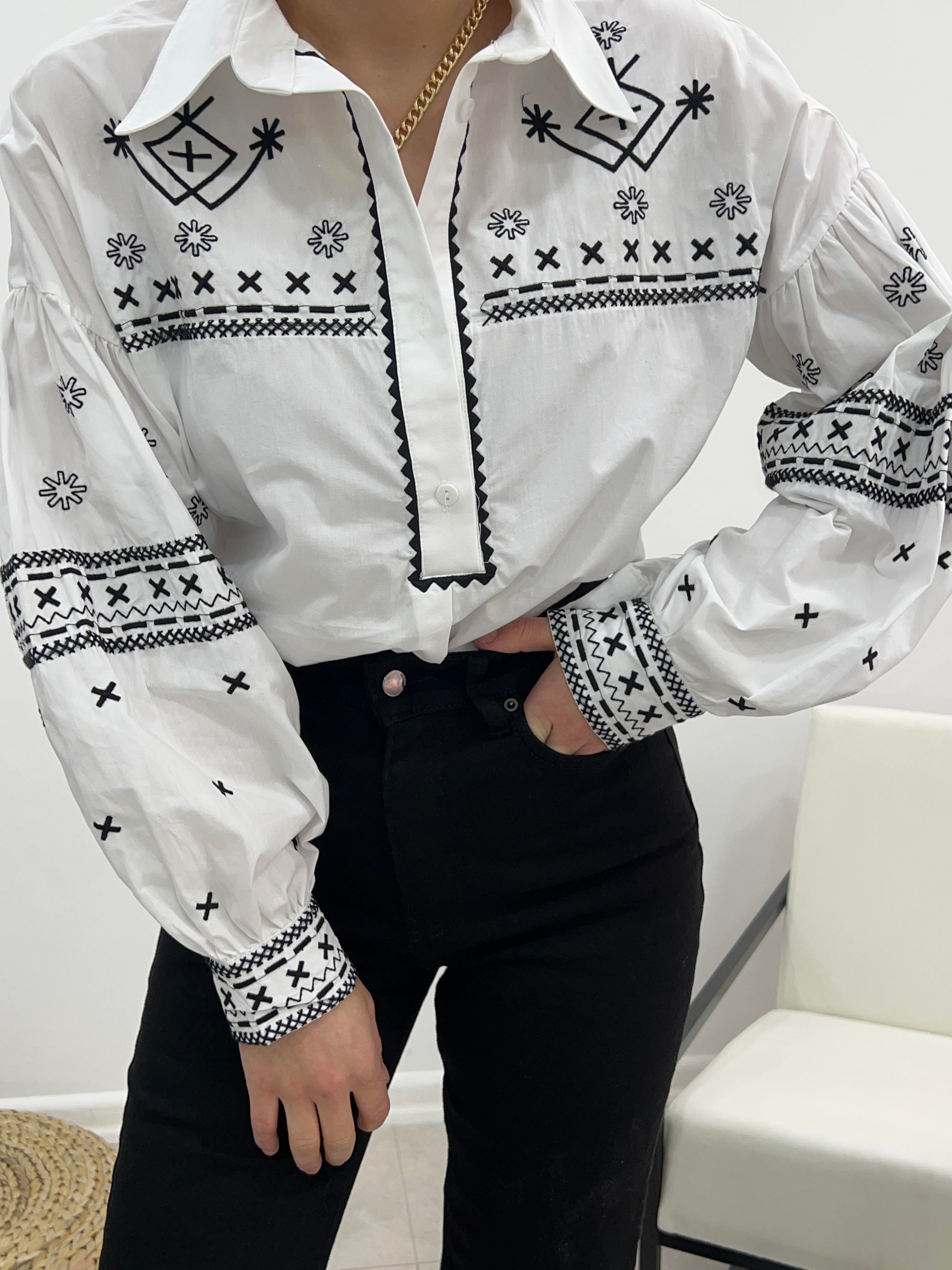 TASARIM SİYAH İŞLEMELİ GÖMLEK