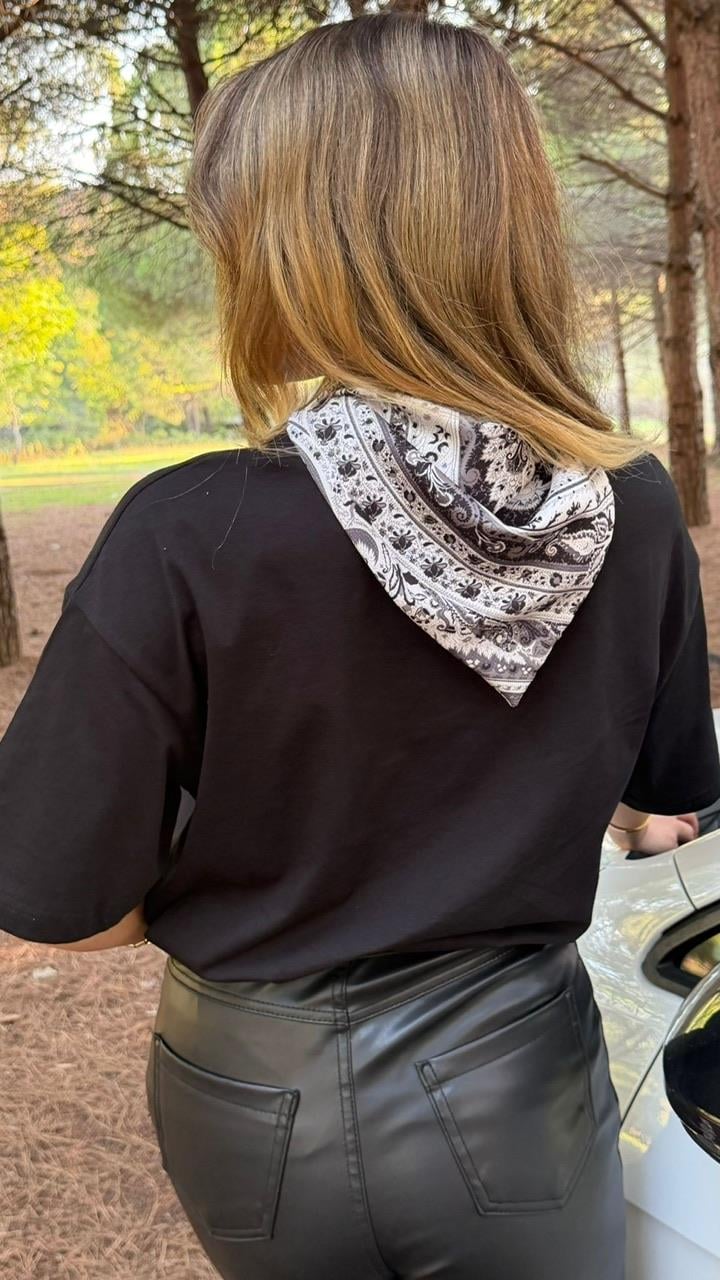 TASARIM YAKA FULARLI TSHIRT
