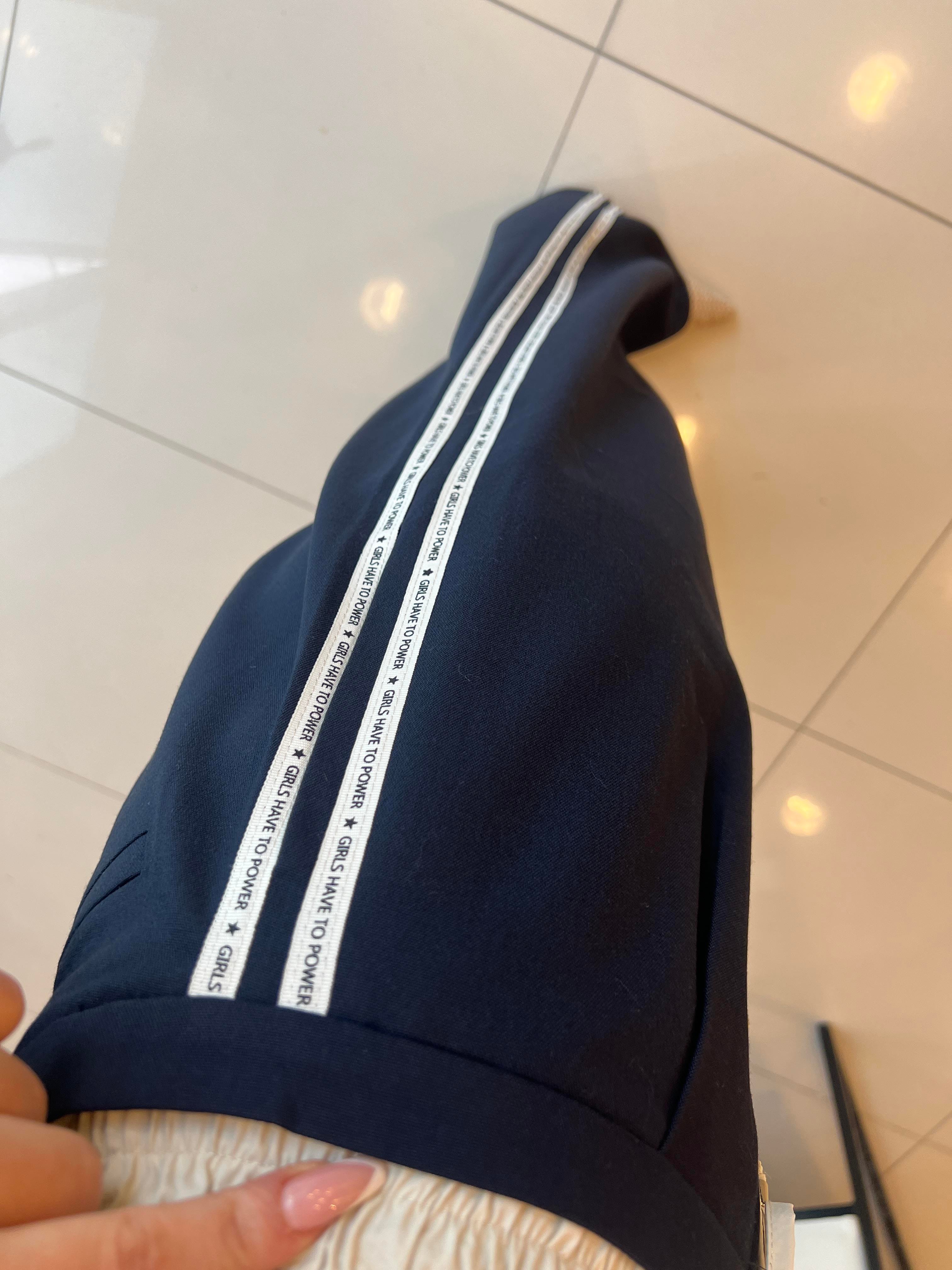 TASARIM YAZI DETAYLI CEKETLİ TAKIM