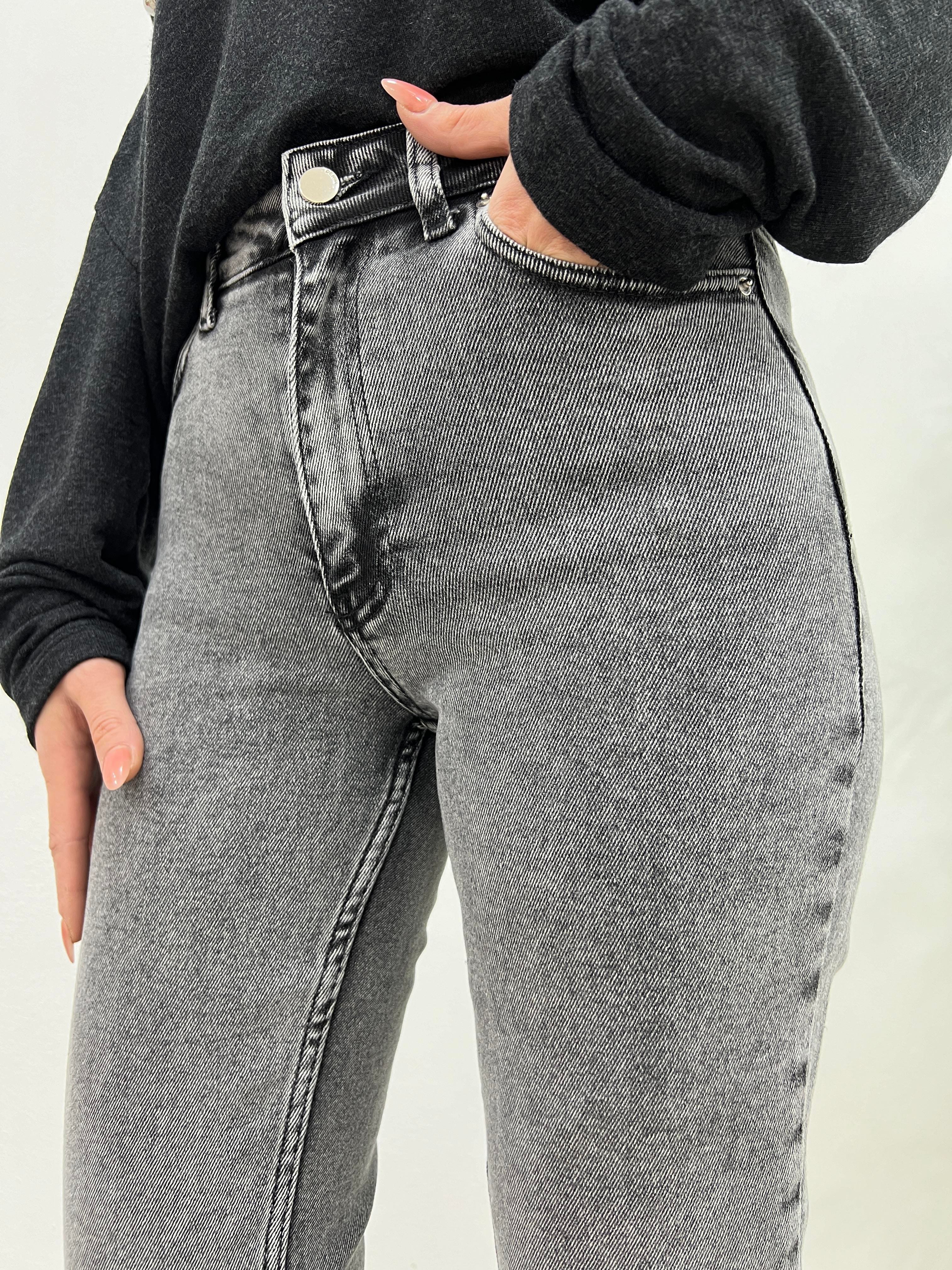 TAŞLANMIŞ GRİ MOM JEAN