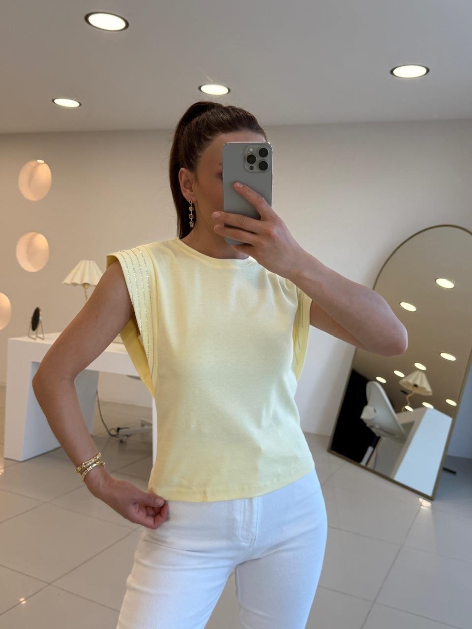 TAŞLI KOLSUZ TSHIRT SARI