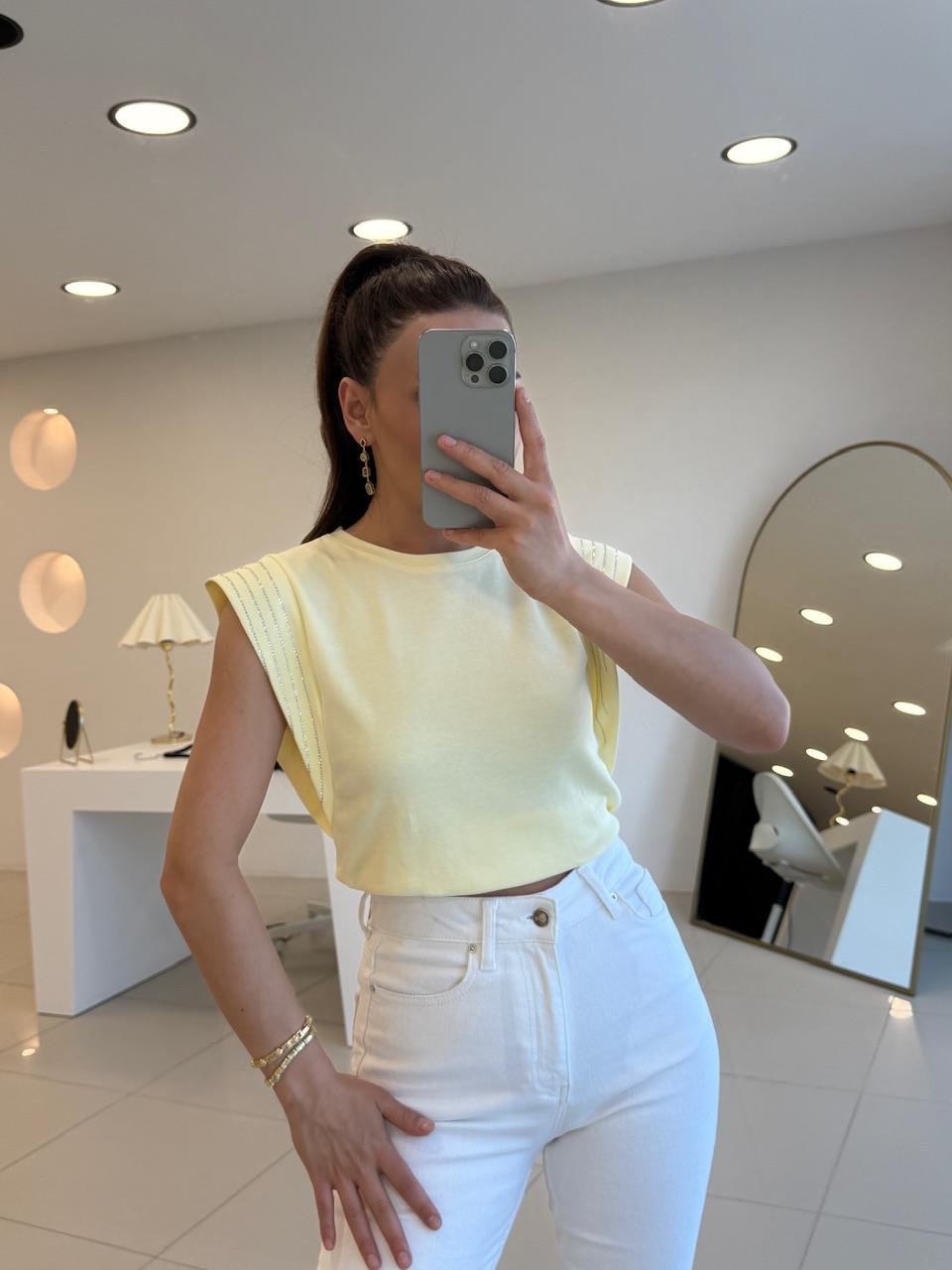TAŞLI KOLSUZ TSHIRT SARI