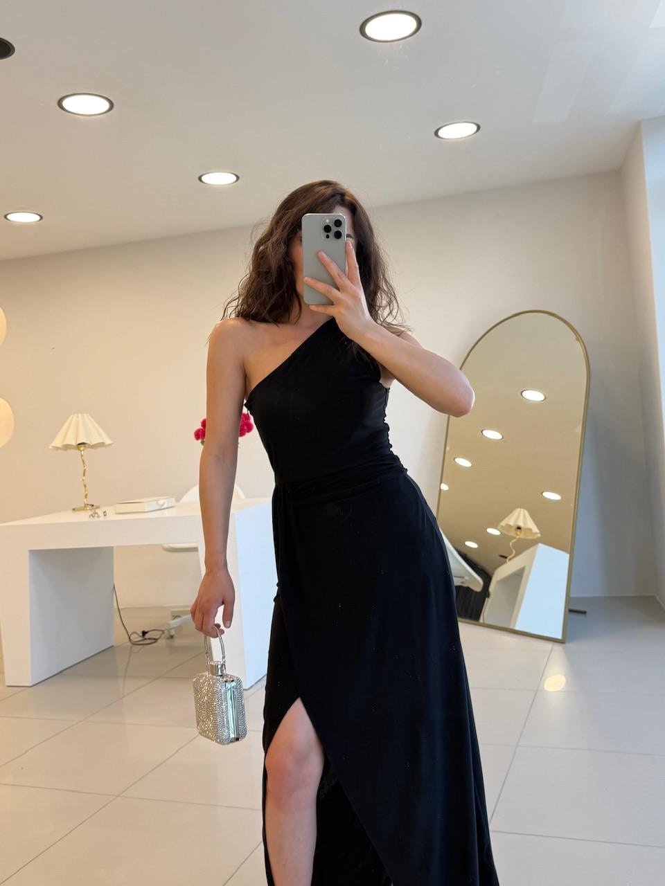 TEK OMUZ DRAPE YIRTMAÇ DETAYLI ELBİSE