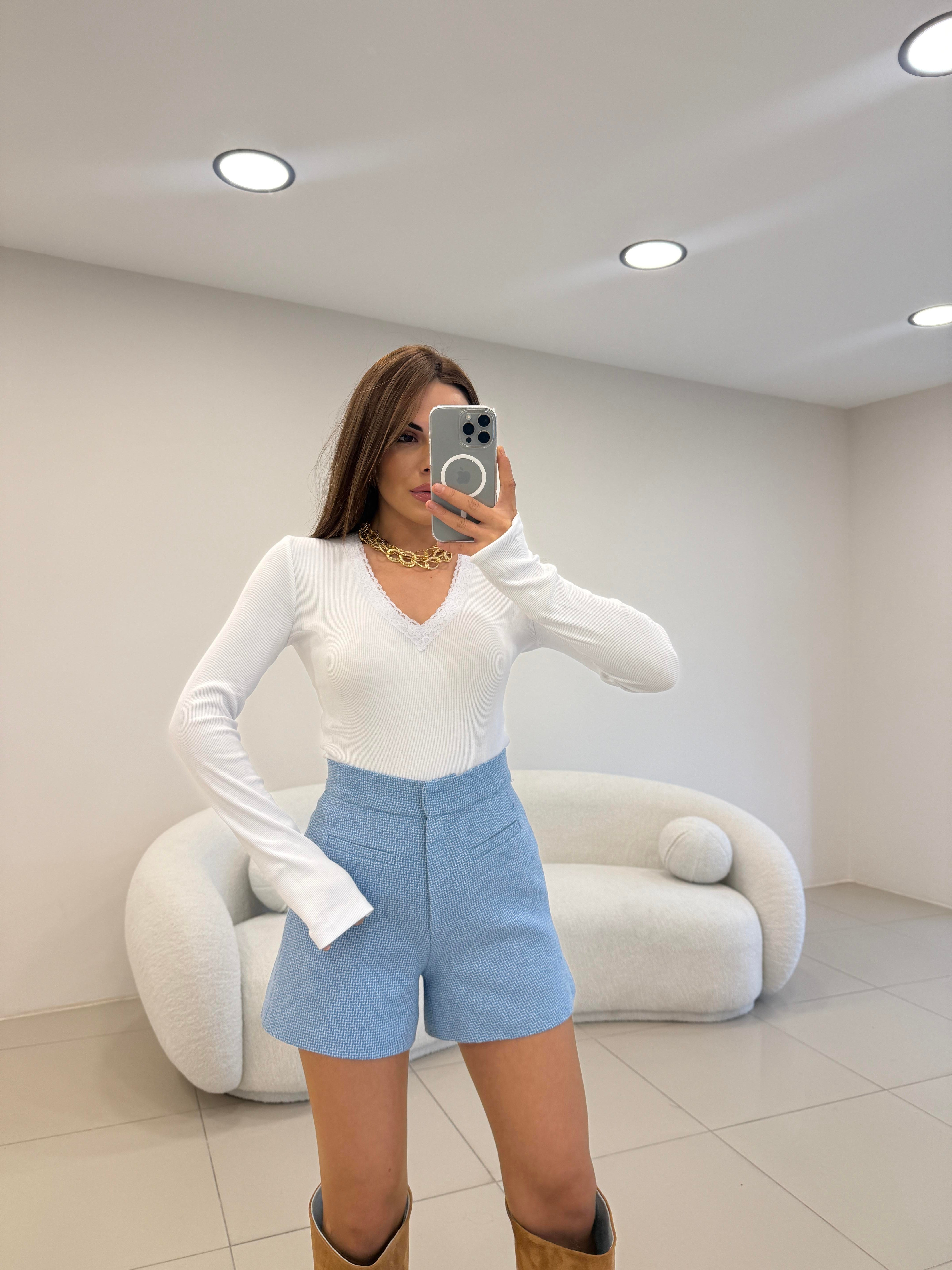 V YAKA DANTELLİ FİTİLLİ BLUZ