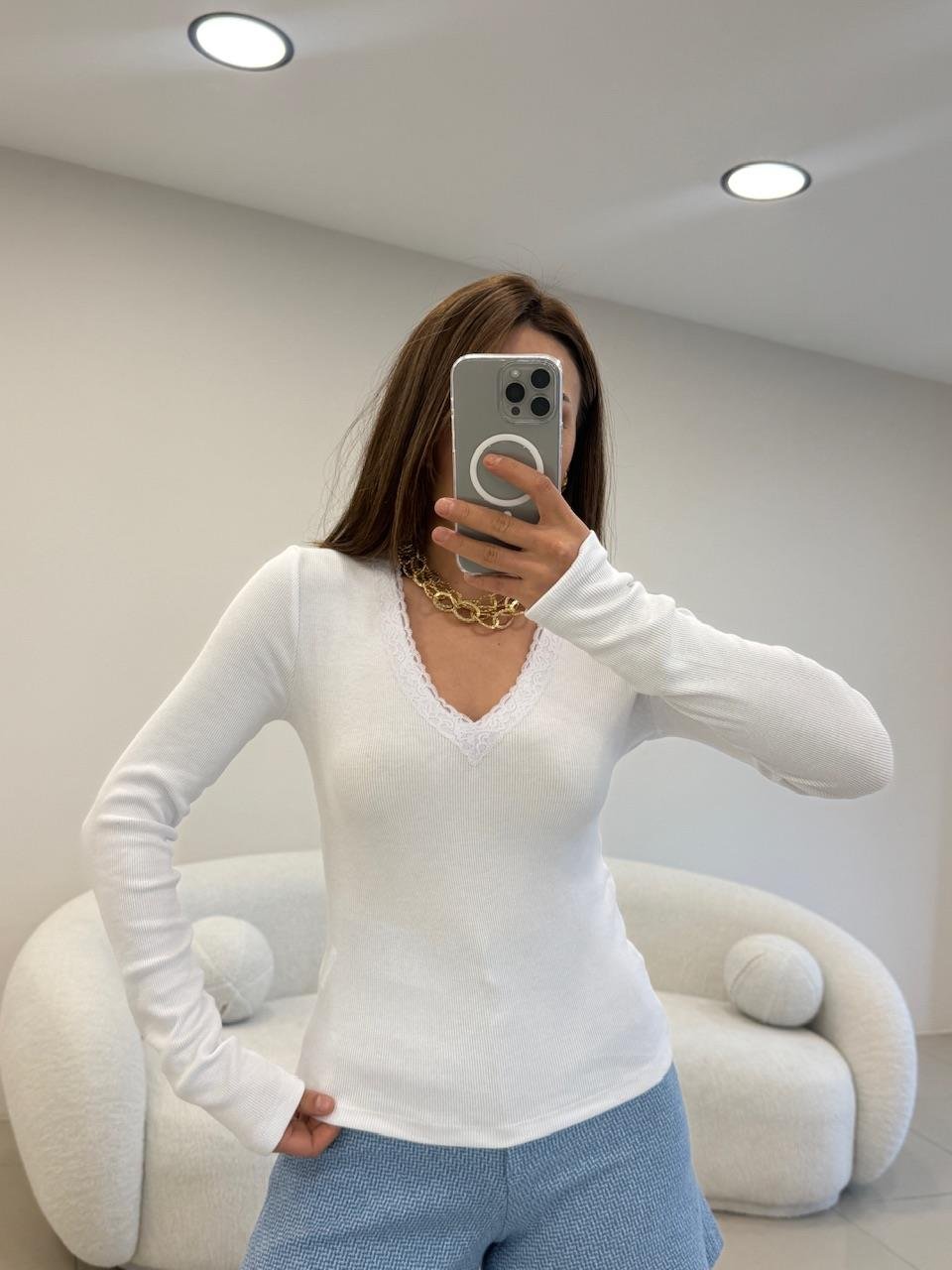 V YAKA DANTELLİ FİTİLLİ BLUZ