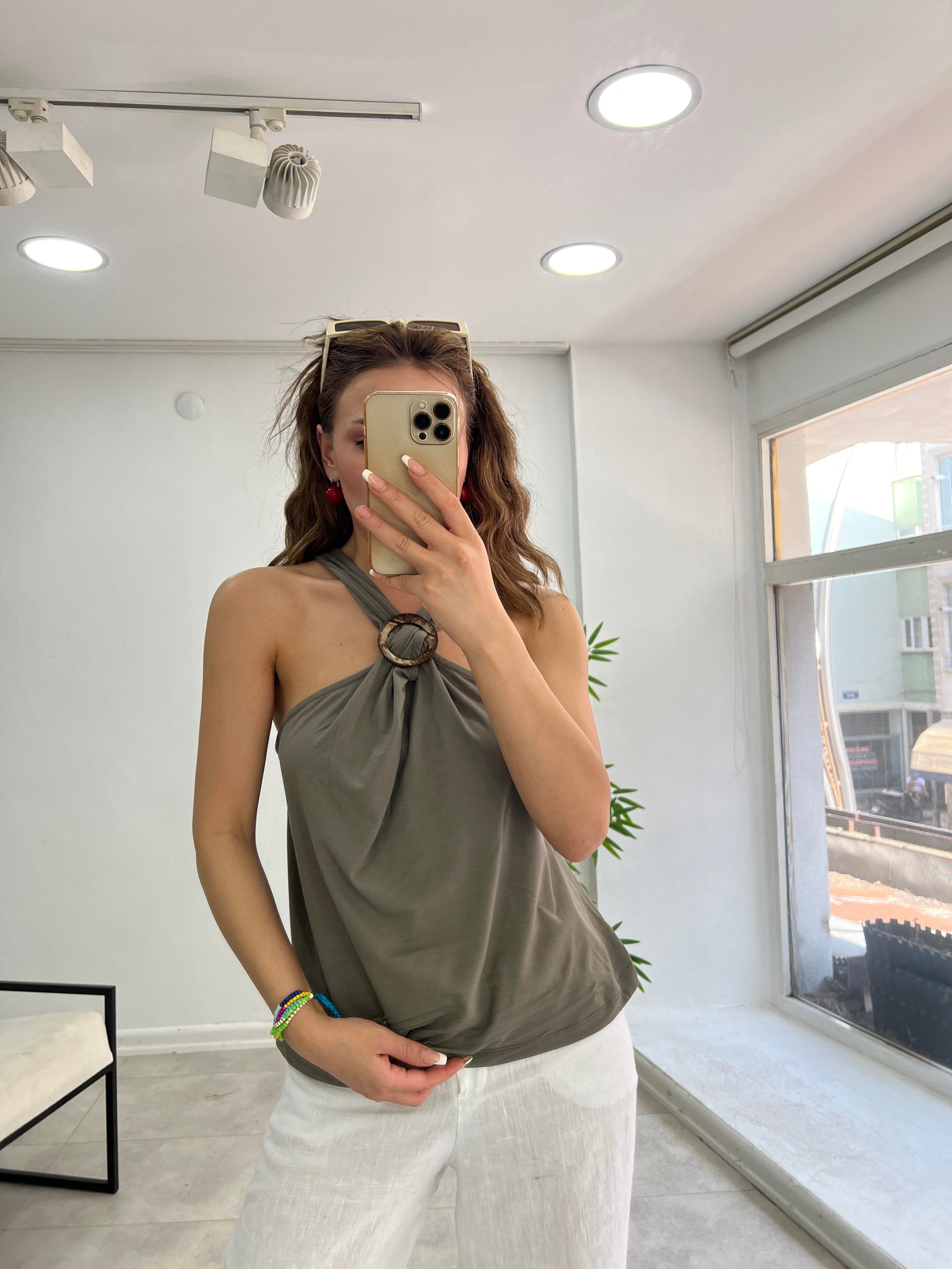 YAKA AKSESUAR DETAYLI MODAL BLUZ BEYAZ
