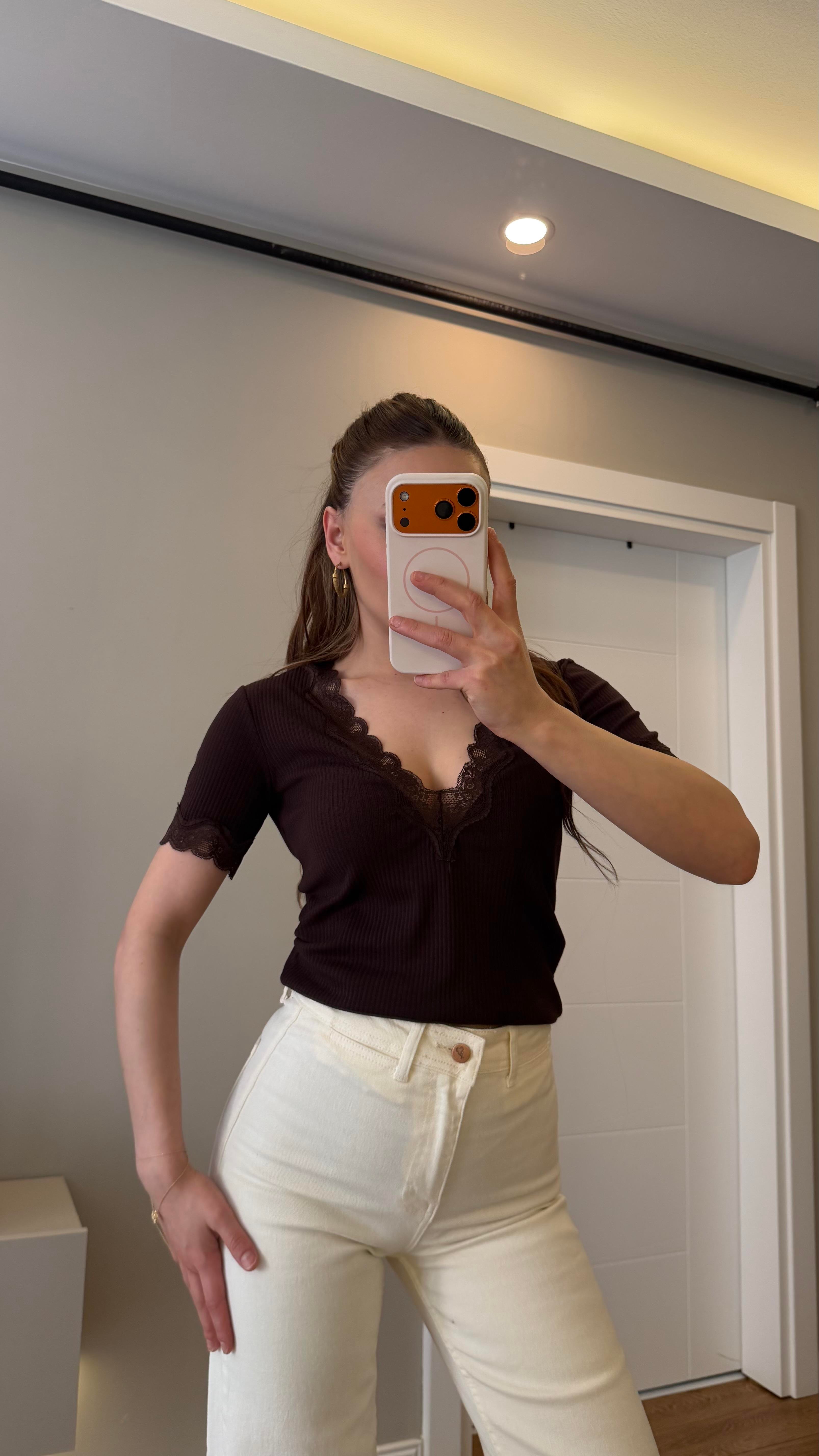 Yaka Kısmı Dantel Detaylı Bluz Kahve